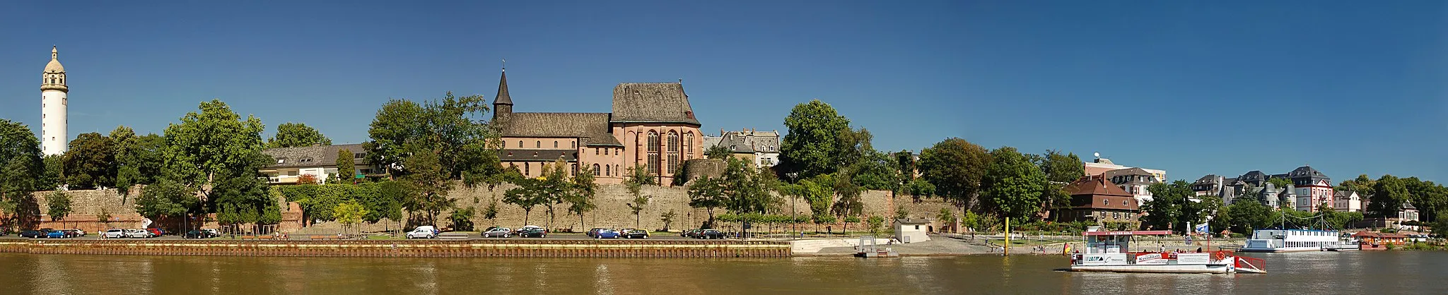 Photo showing: Panoramic of the Main river bank and the old town wall in Frankfurt-Höchst Donjon of the castle, town wall with Main River gate, Saint Justinus' church, Main River mill, hotelship "Peter Schlott", Nidda River estuary, former Bolongaro's cigar manufactory, Bolongaro Palace