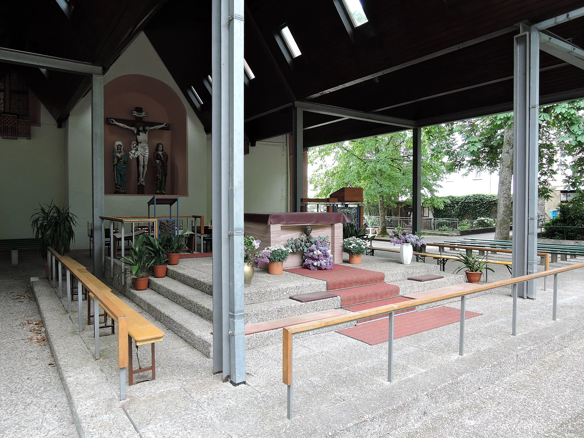 Photo showing: Kloster Marienthal (Geisenheim) Altar und Kreuzigungsgruppe