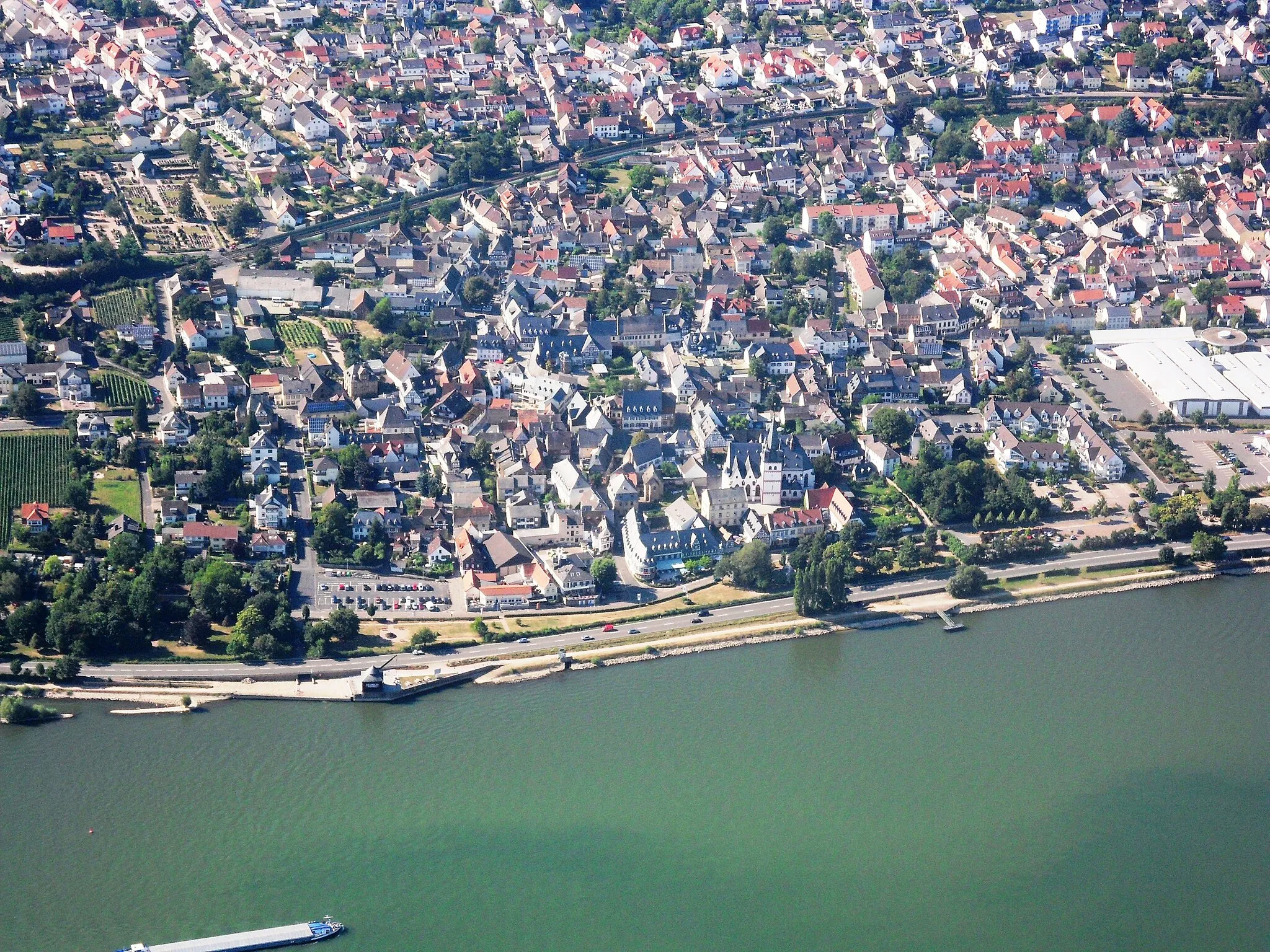 Photo showing: Vogelperspektive auf die Ortsmitte Oestrich von Oestrich im Rheingau. Am Rheinufer der historische Oestricher Kran.