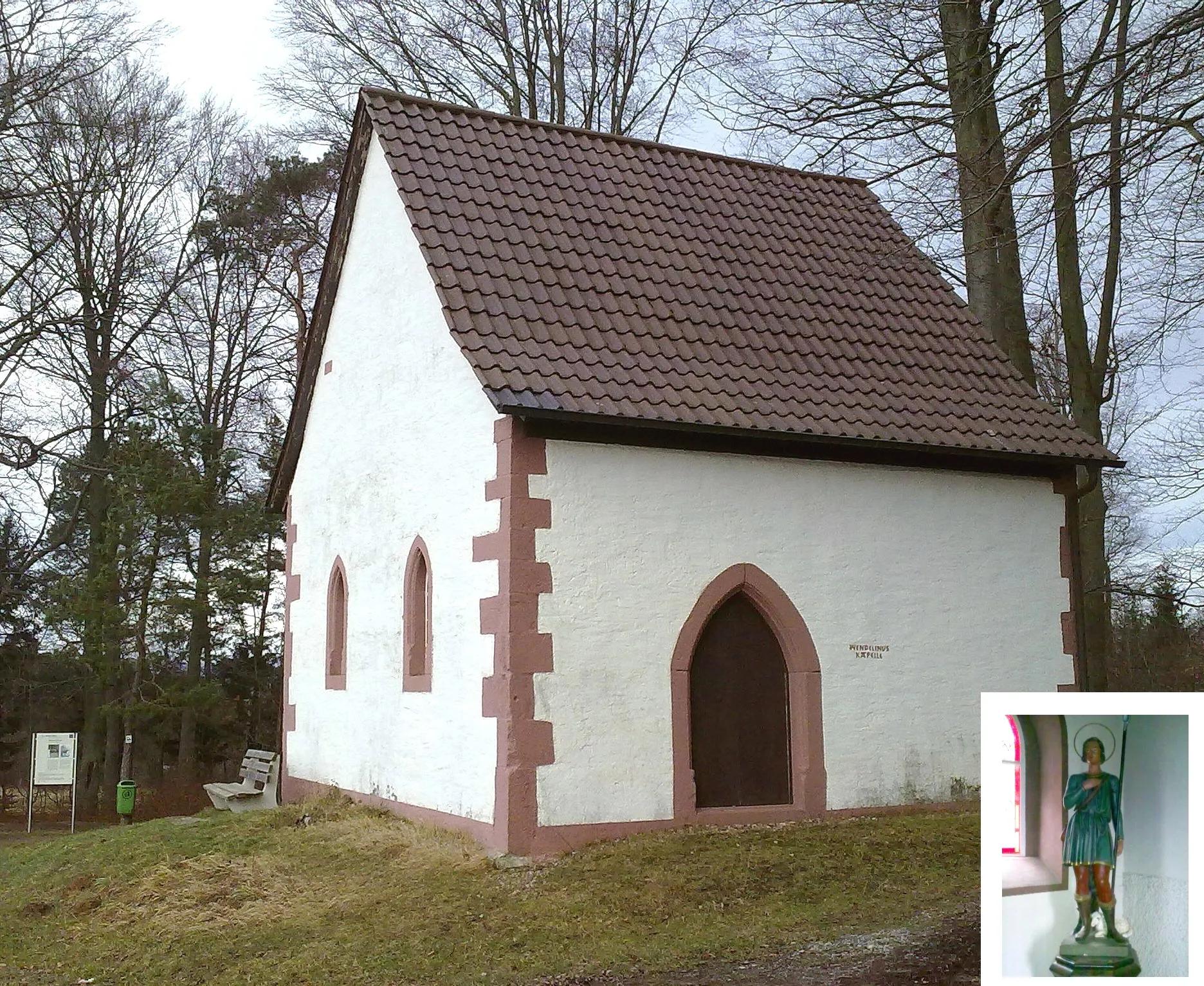 Photo showing: Wendelinuskapelle mit Heiligem Wendelin und Erläuterungstafel bei Wenigumstadt in Bayern im Odenwald