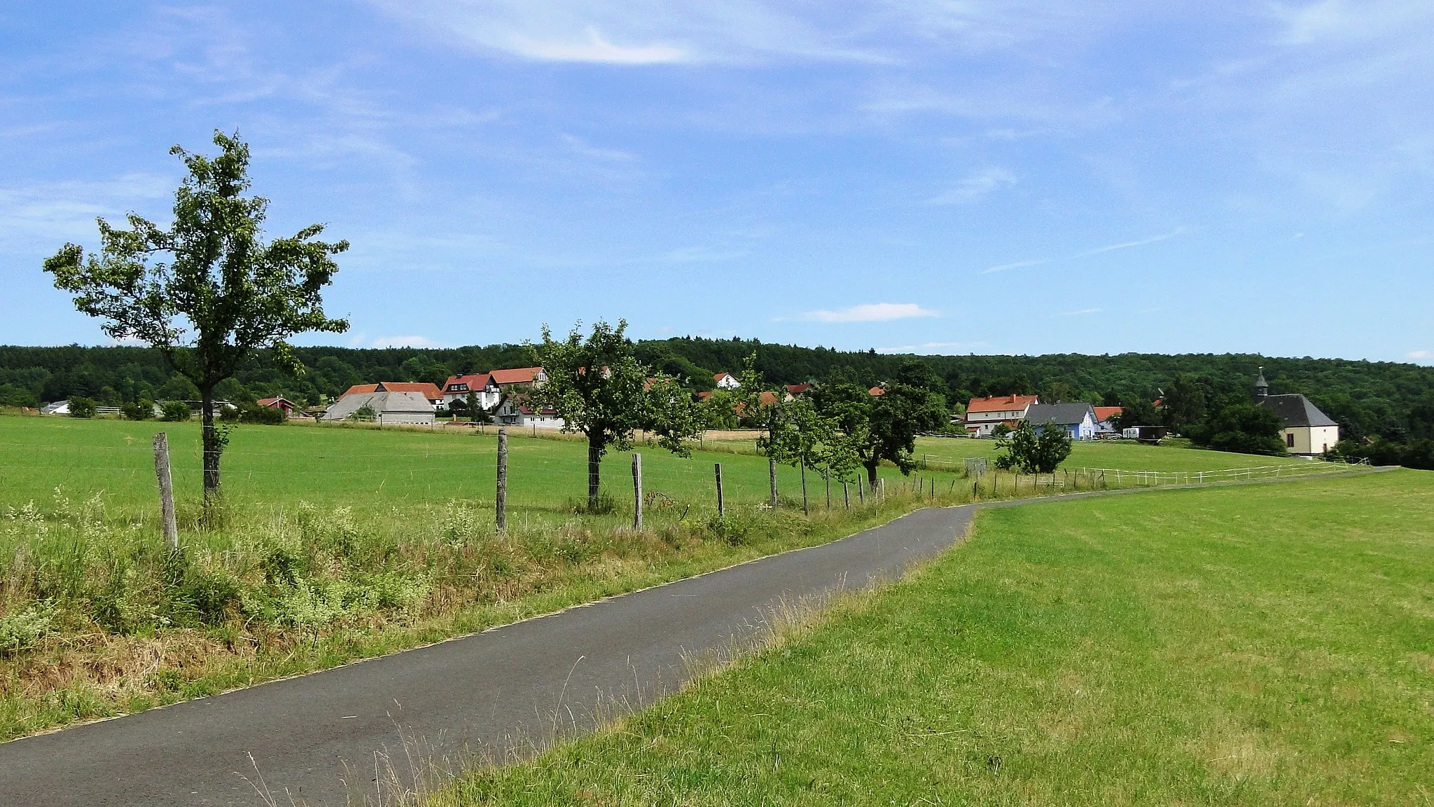 Photo showing: a view of Alsberg, a hill village (Höhendorf) and Ortsteil of Bad Soden-Salmünster (Hesse, Germany) from the northwest; Wallfahrtskirche Heilig Kreuz on the right