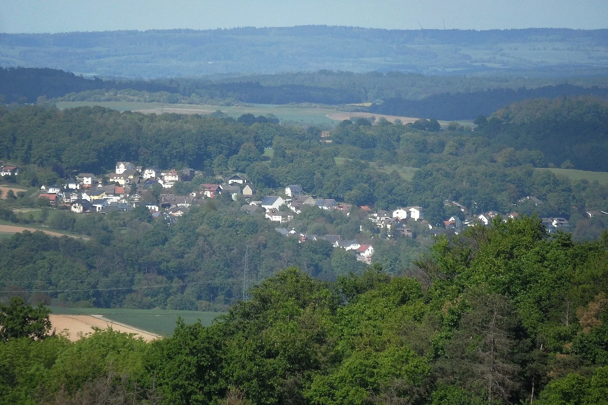 Photo showing: Wippenbach (Ortenberg): Süd(west)ansicht vom Glauberg aus ca. 5 km Distanz; Mai 2020