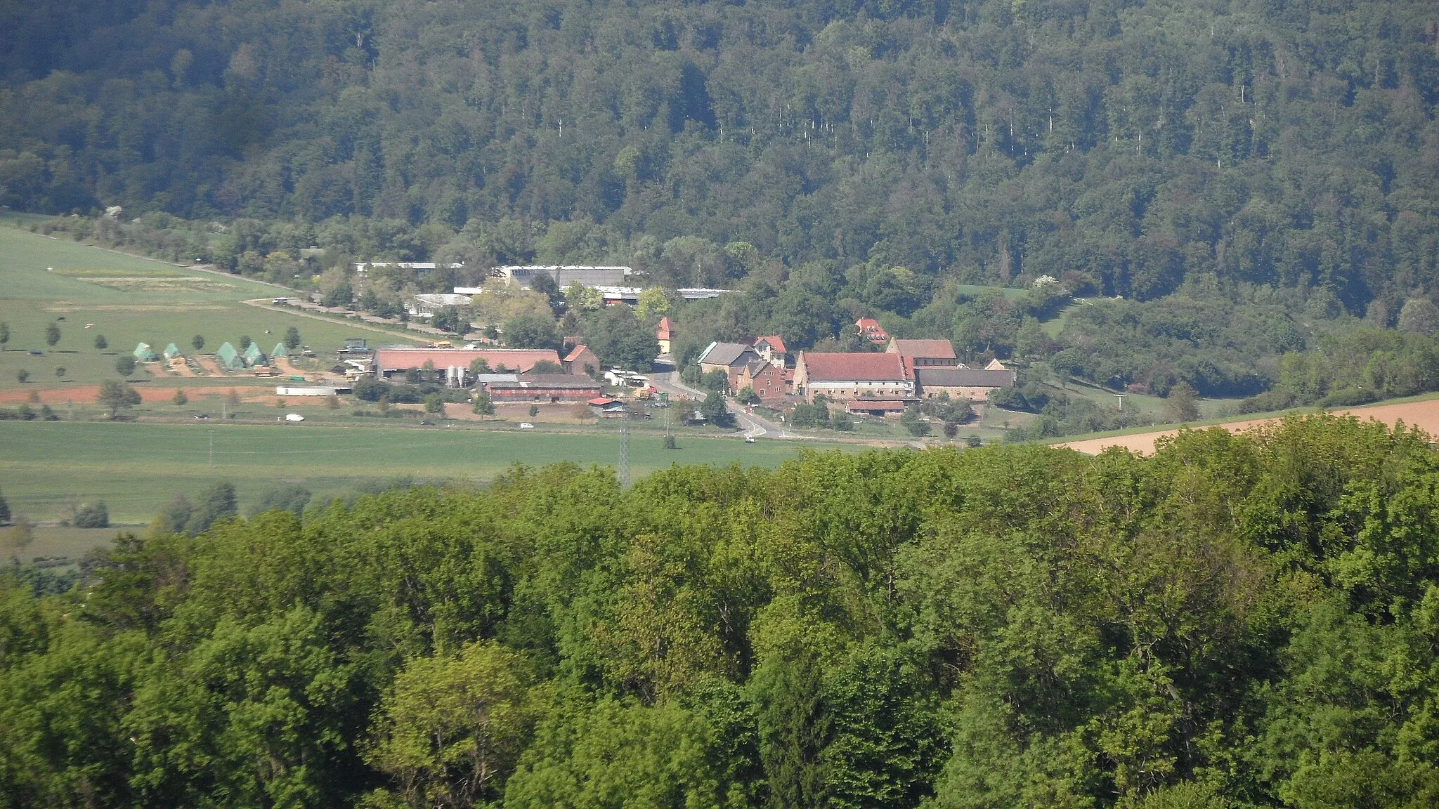 Photo showing: Konradsdorf bei Ortenberg mit ehemaligem Kloster: Südansicht vom Glauberg aus knapp 4 km Distanz; Mai 2020