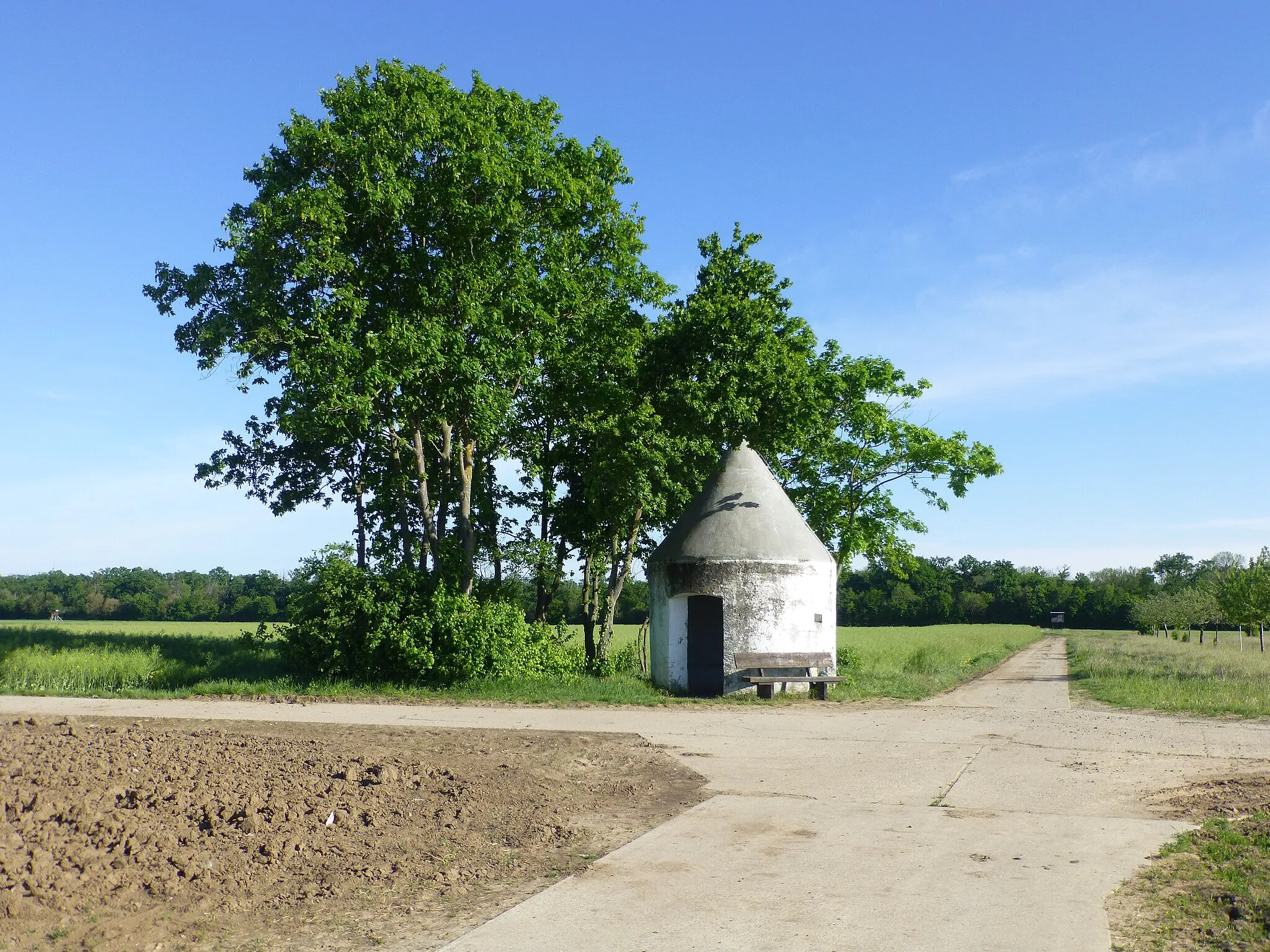 Photo showing: Neurod-Häuschen; Schutzhütte auf dem Gewann Neurod östlich vom Gernsheimer Ortsteil Klein-Rohrheim