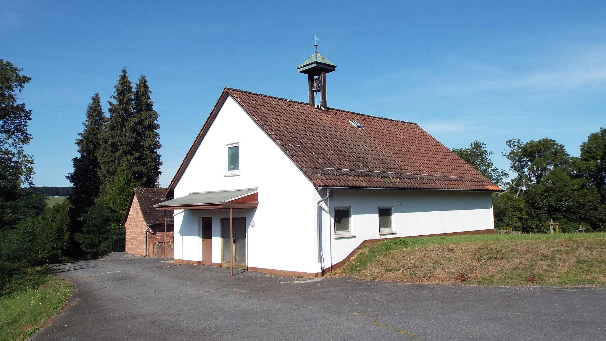 Photo showing: Beudenkmal: Der relativ groß dimensionierte Friedhof ist von Reihen aus aufrecht gestellten Sandsteinplatten umgeben, wie sie sonst nur kleiner als Stellsteinreihen zum Schutz von Hausgärten und zur Abgrenzung von Wegen vorkommen. Diese Art der Friedhofsumfriedung ist einmalig im Odenwaldkreis.