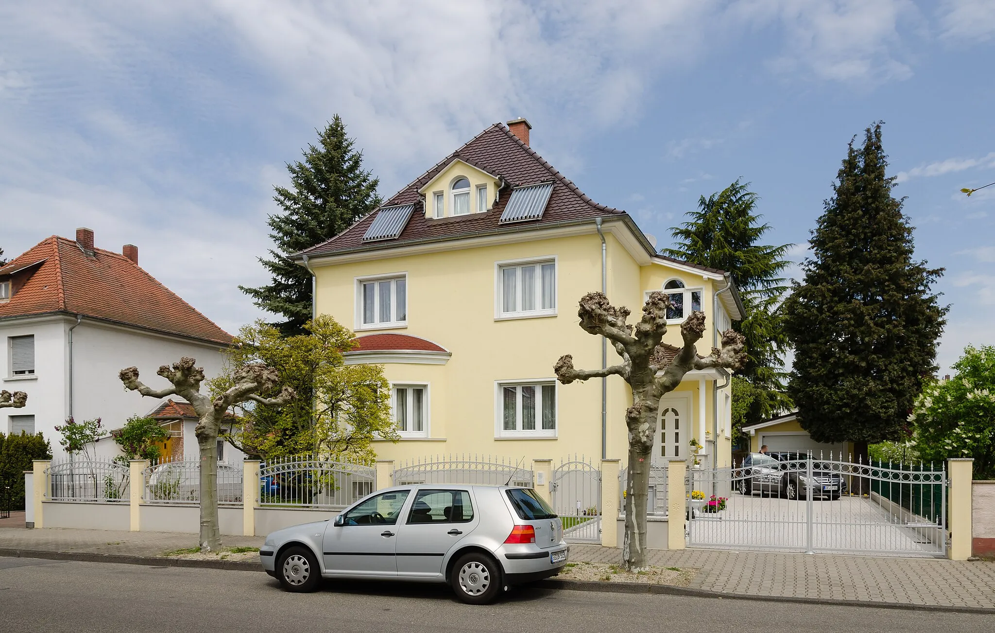 Photo showing: Residential building in Mörfelden-Walldorf, Hesse, Germany.