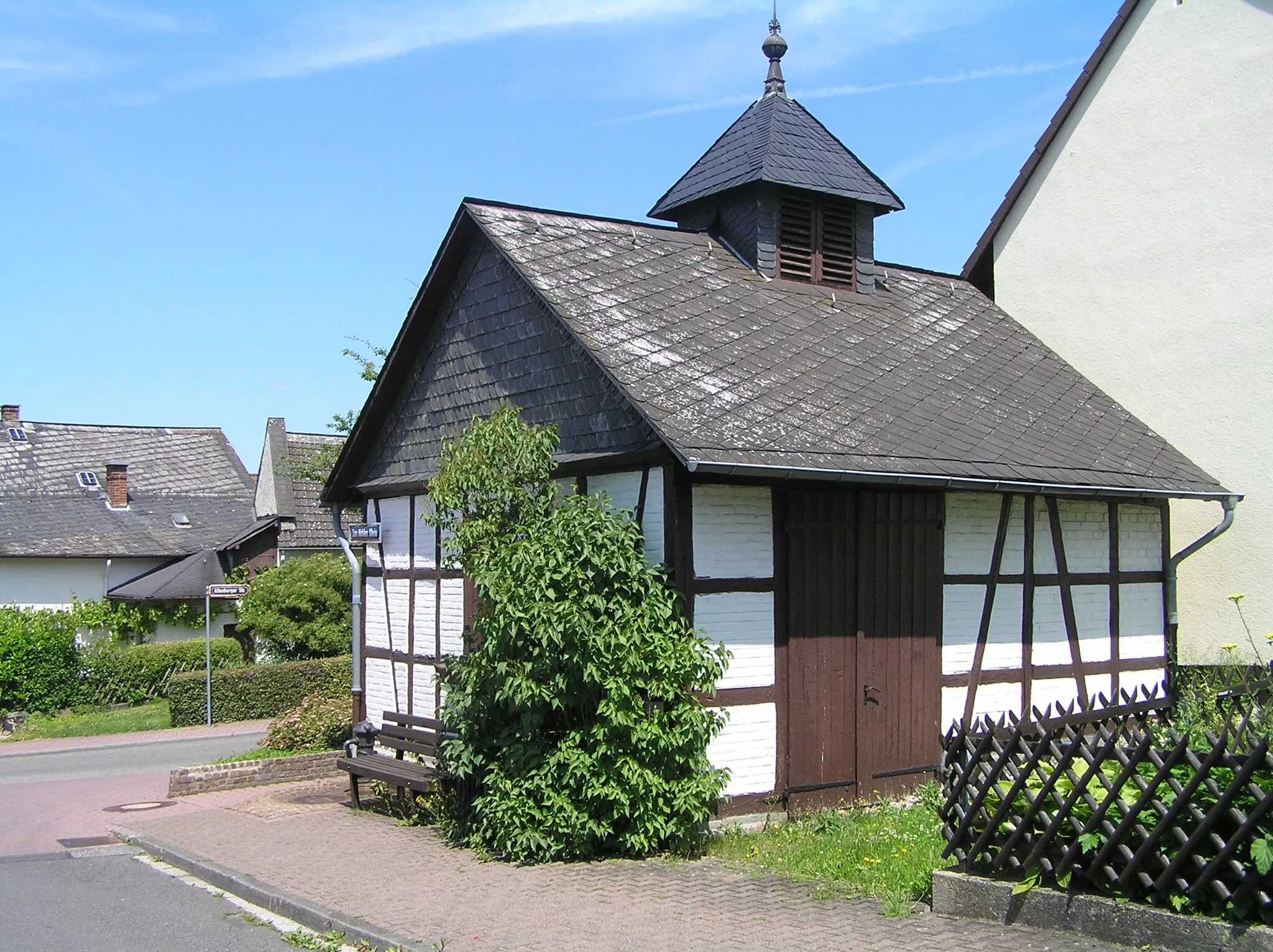 Photo showing: Oberseelbach, altesFeuerwehrgerätehaus. Kleiner Fachwerkbau des 19. Jh. mit Satteldach, heute Kulturdenkmal.