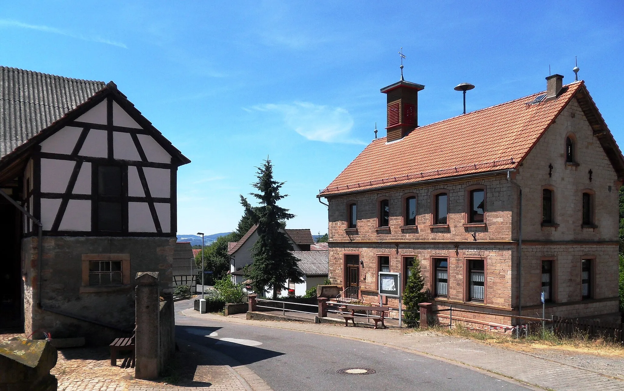 Photo showing: Alte Schule in der Kirchbrombacher Straße in Böllstein im Odenwald, Blick von Südosten