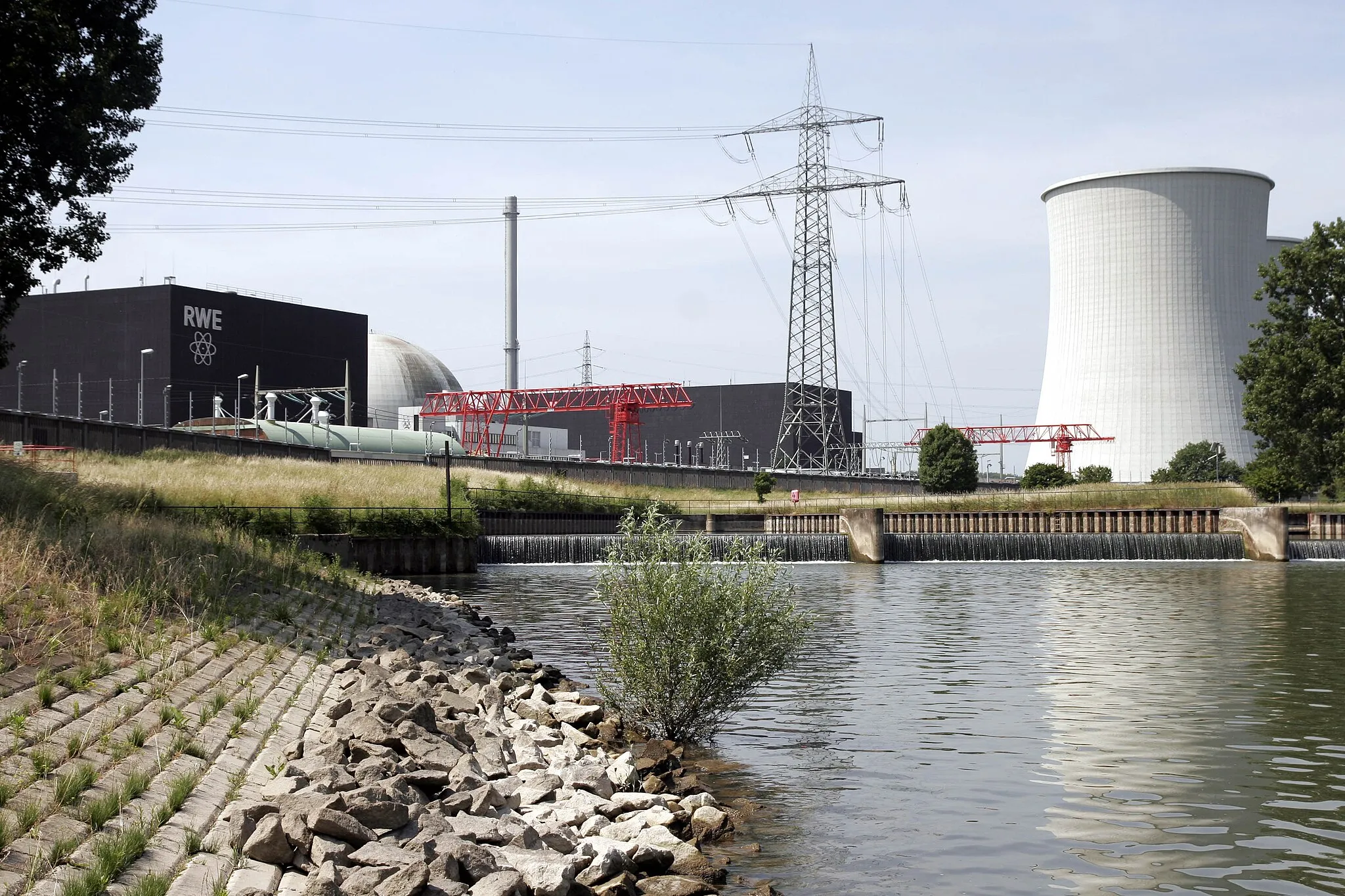 Photo showing: Biblis Nuclear Power Plant (Germany), cooling towers and core from block A seen from North-West.