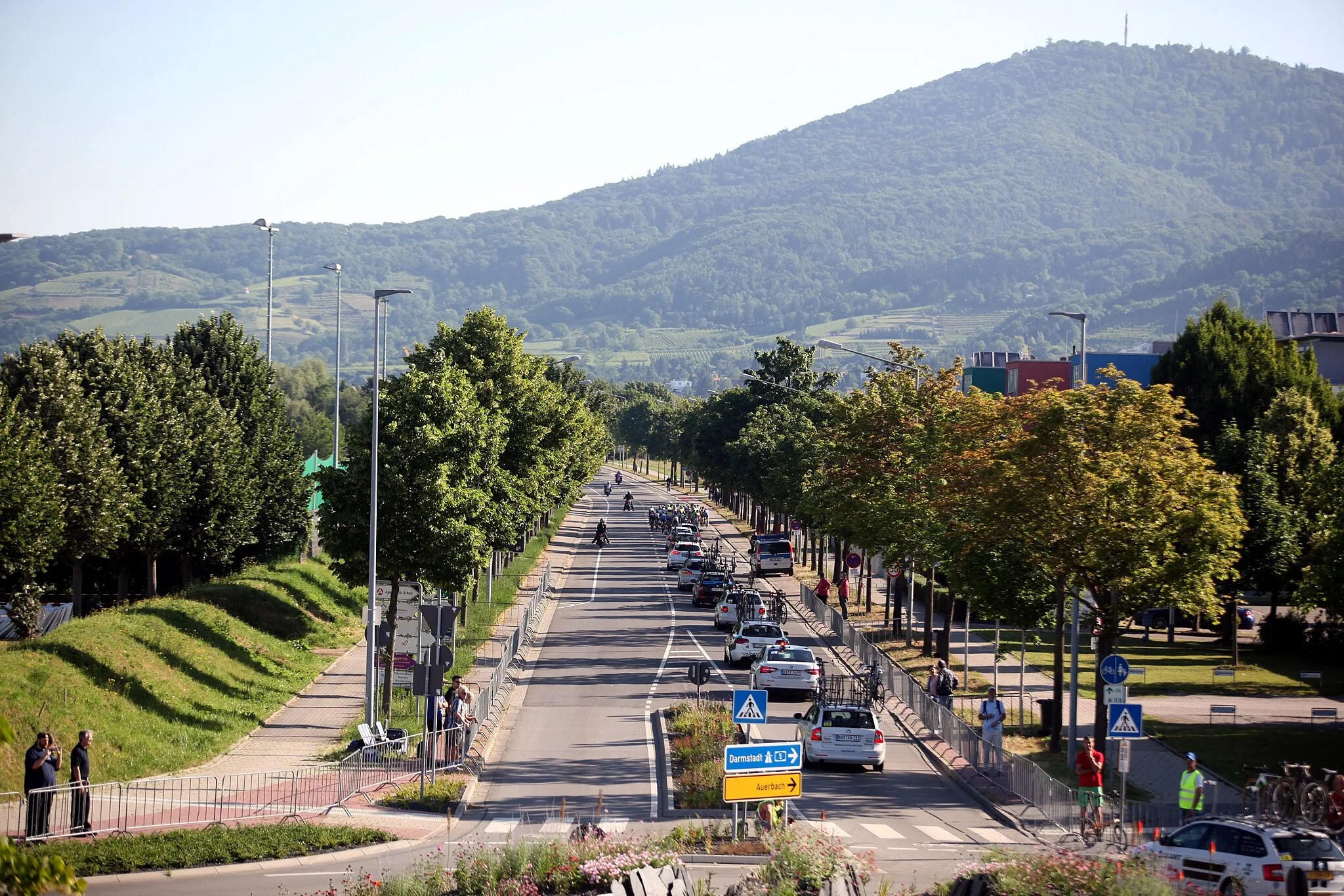 Photo showing: Foto von den Deutschen Meisterschaften im Straßenrennen der Frauen (Elite) am 28. Juni 2015 in Bensheim (Hessen). Im Hintergrund der Melibokus.