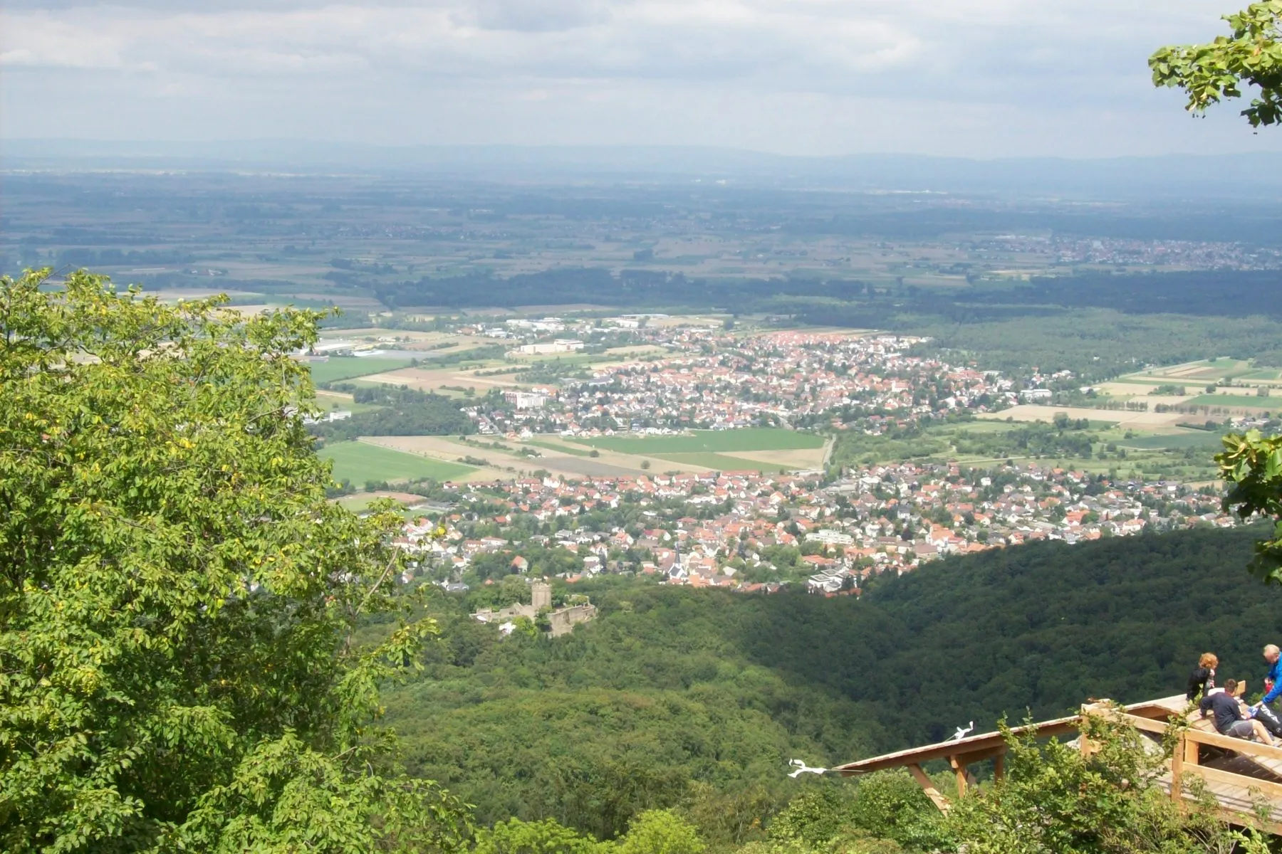 Photo showing: Blick vom Melibokus nach Nordwest auf Alsbach (Alsbach-Hähnlein) mit dem Alsbacher Schloss (vorne) und Bickenbach (Bildmitte), Hessen, Deutschland