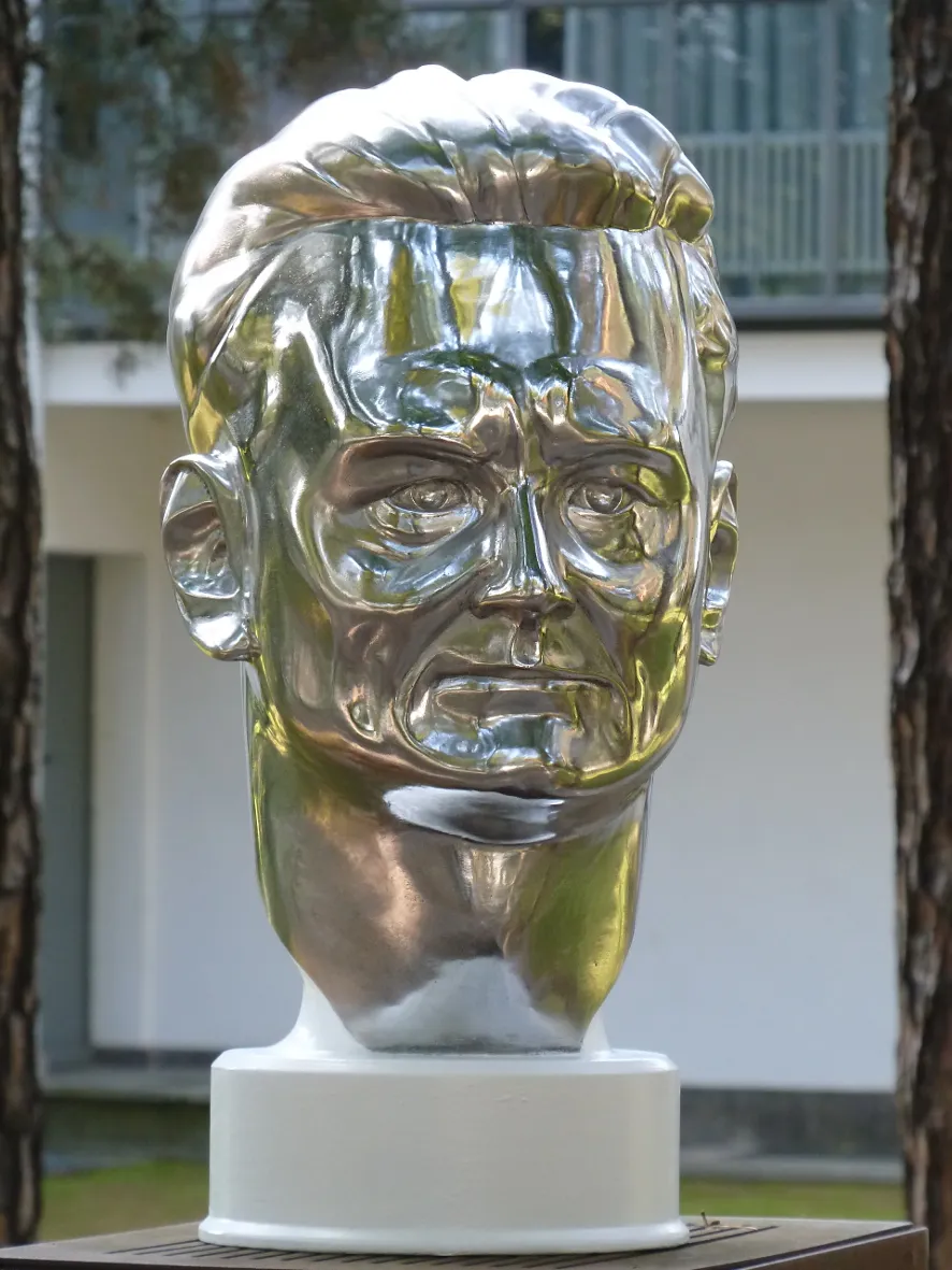 Photo showing: Wilhelm Wagenfeld Büste. Polierte Aluminiumskulptur von Gerhard Roese, 2011, private Sammlung