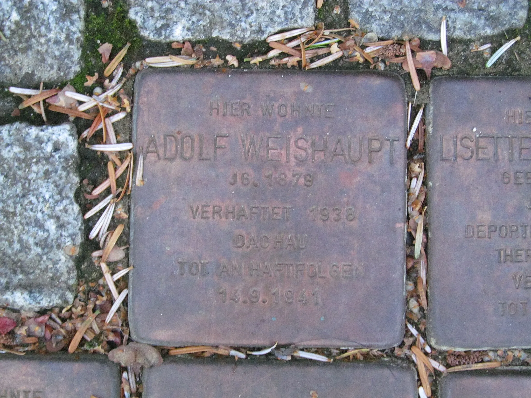 Photo showing: der Stolperstein für Adolf Weishaupt vor dem Haus Elisabethenstraße 6 in Mörfelden