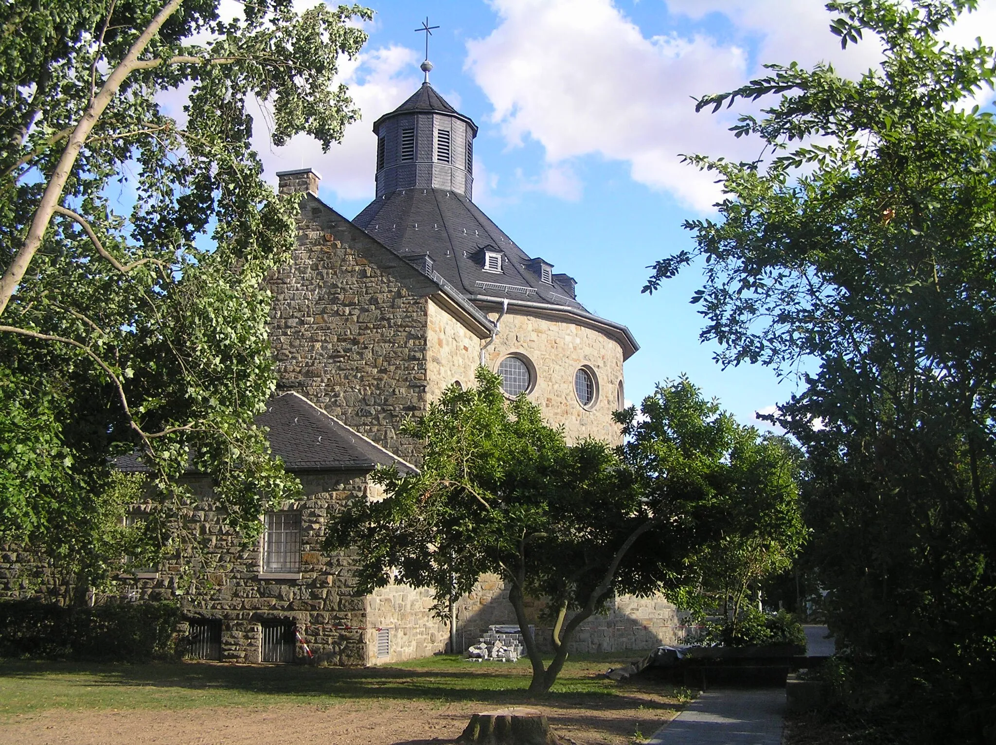 Photo showing: Neue Martinskirche in Hornau, Kelkheim. Das Bild zeigt die Rückseite des 1952 errichteten Gebäudes.