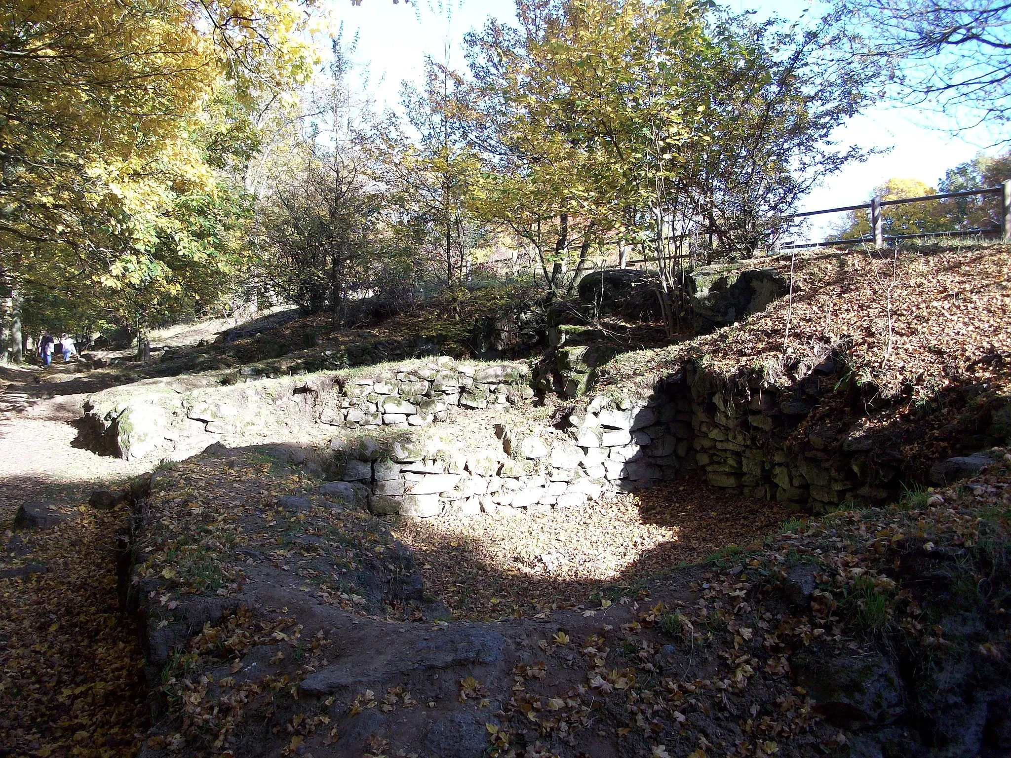 Photo showing: Mittelalterliche Befestigungsreste der Burg Glauburg, Reste der mittelalterlichen Häuserzeile im Nordwesten