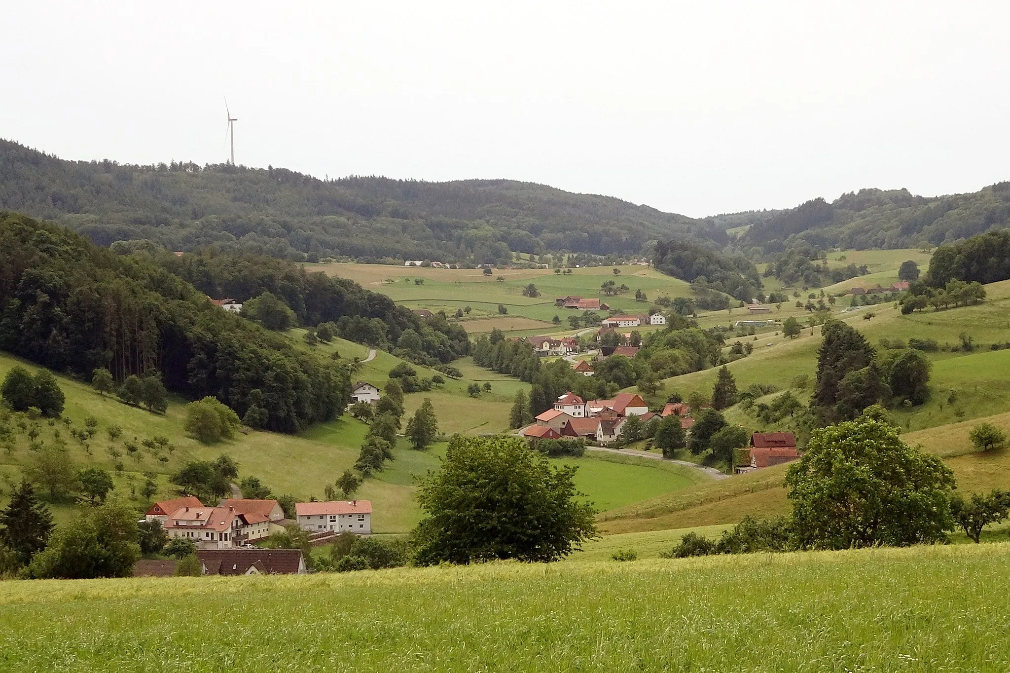 Photo showing: Ober-Ostern (Reichelsheim) and valley of the brook Osterbach in the "Geo-Naturpark Bergstraße-Odenwald" (Germany, Hesse, Odenwaldkreis).