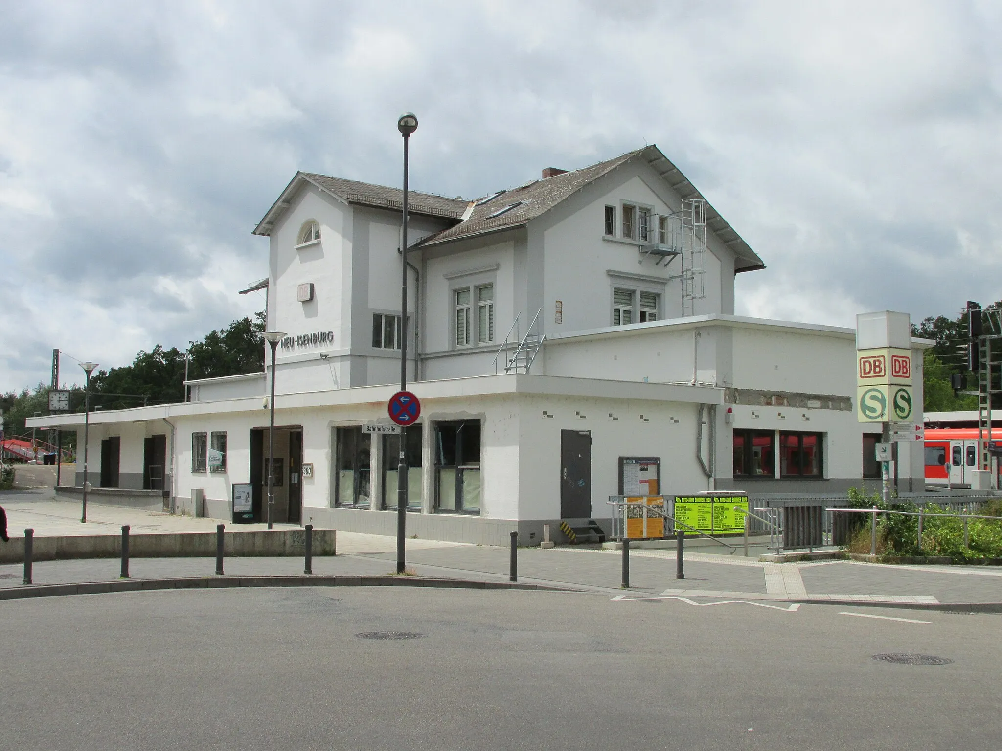 Photo showing: das Bahnhofsgebäude von Neu-Isenburg