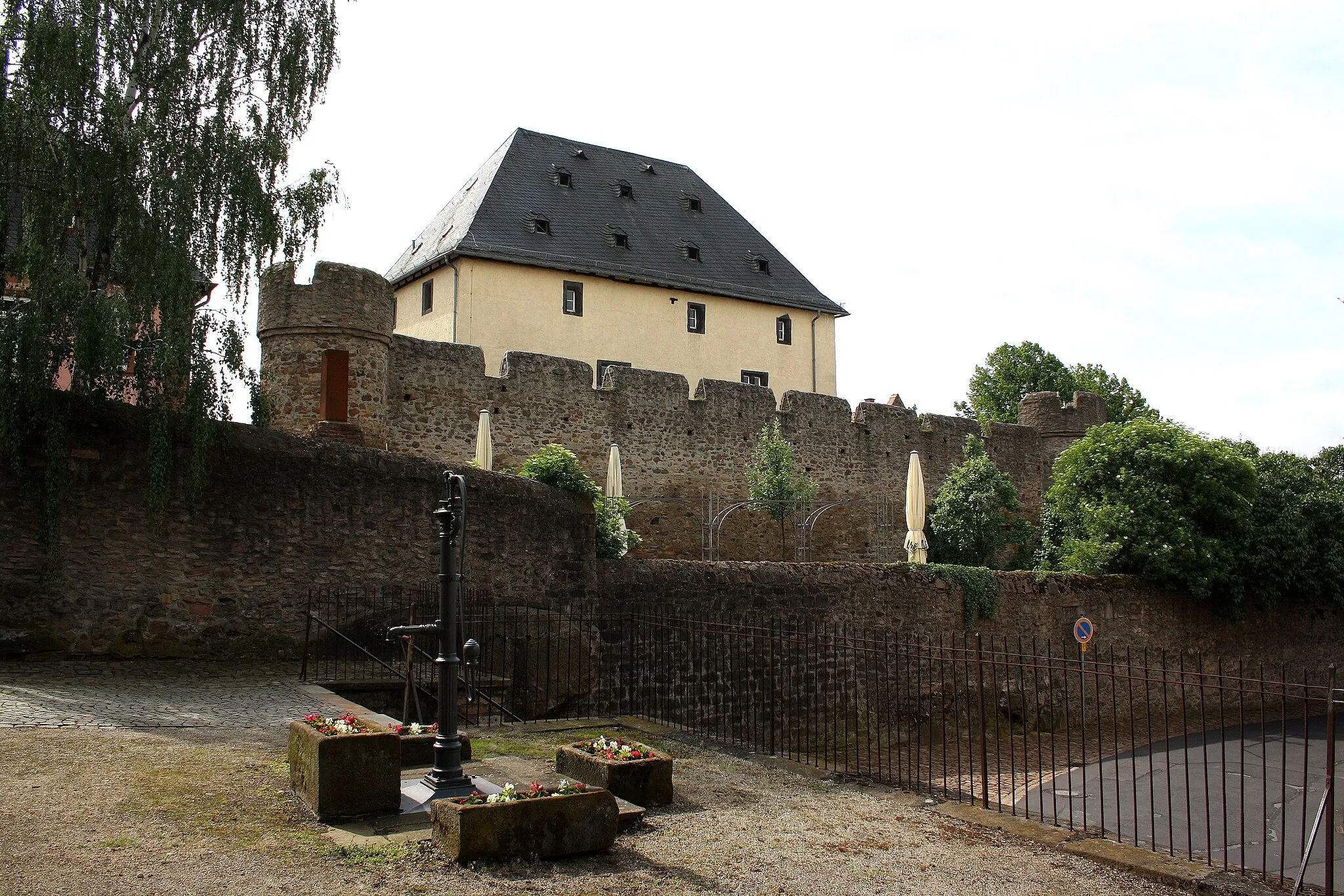 Photo showing: Rockenburg - Umfassungsmauer mit Wohnturm