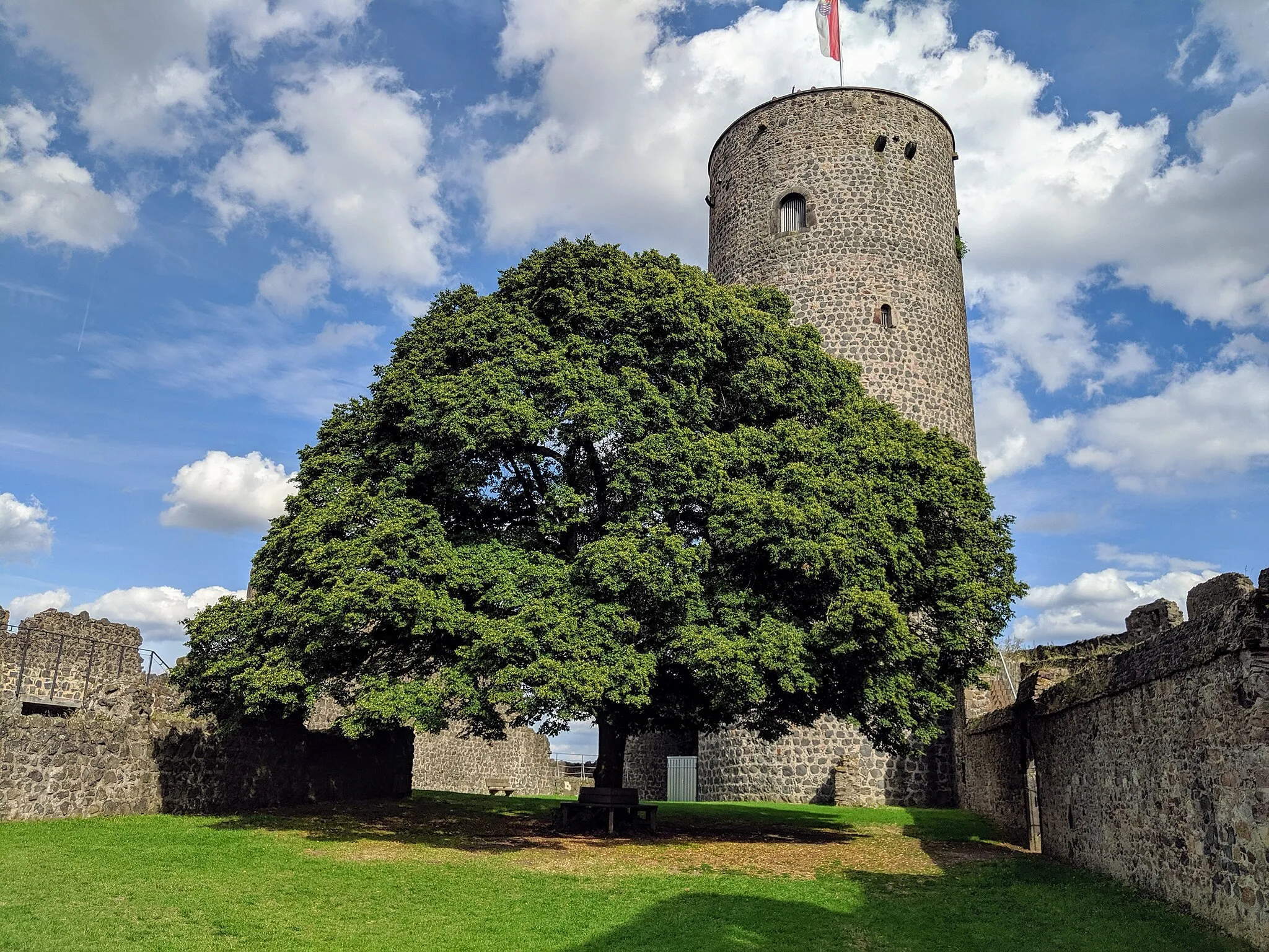 Photo showing: Burg Münzenberg, östlicher Bergfried mit alter Linde im Vordergrund.