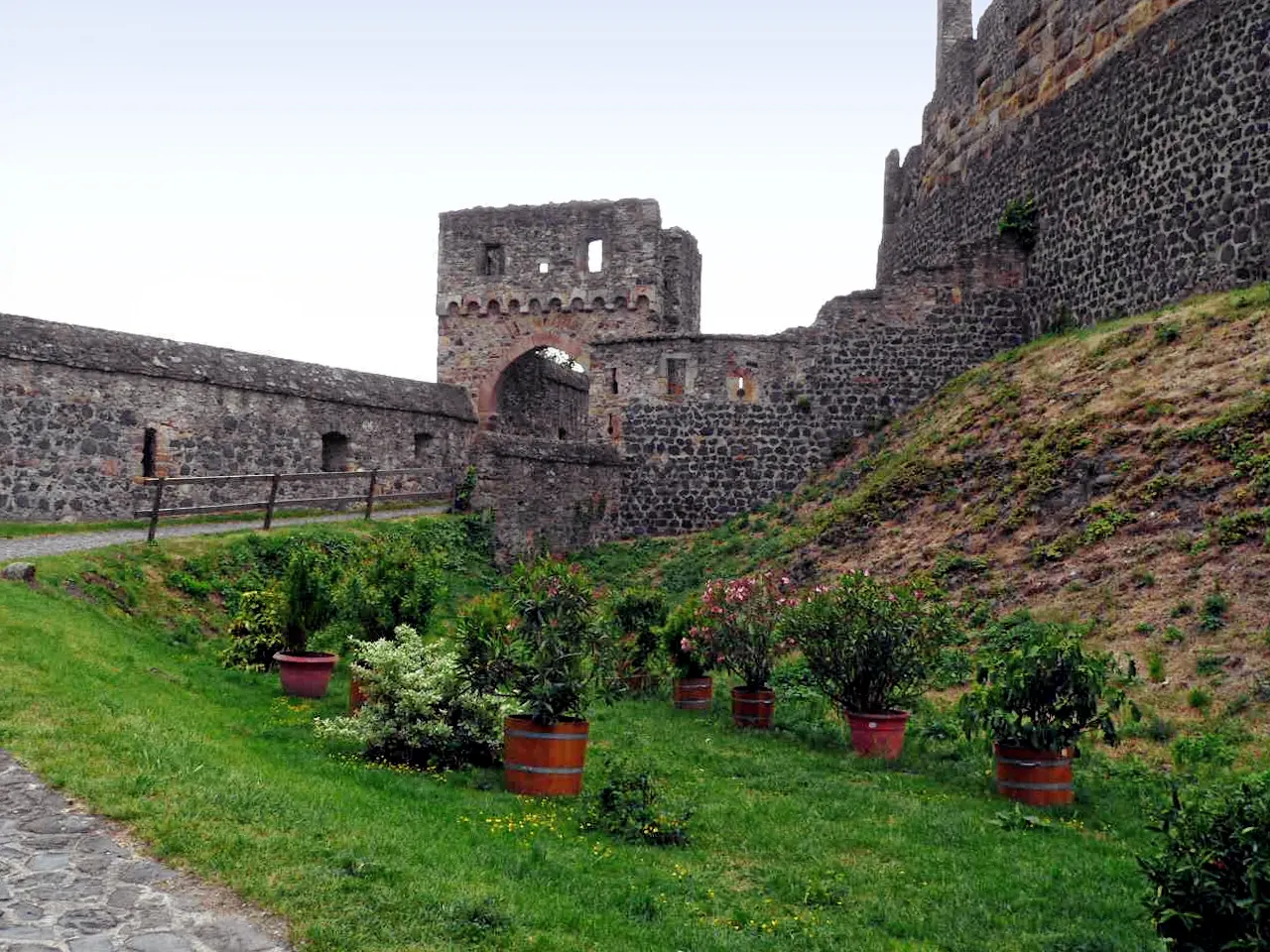 Photo showing: Mittleres Tor der Vorburg der Burg Münzenberg in Hessen, Germany