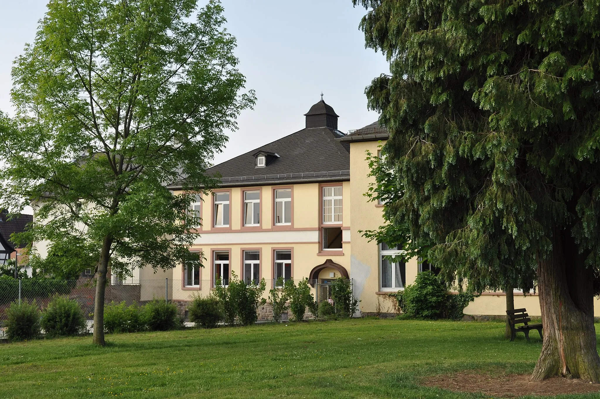 Photo showing: Burgwiesenschule, Bommersheim, Altbau vom Kirchgarten aus