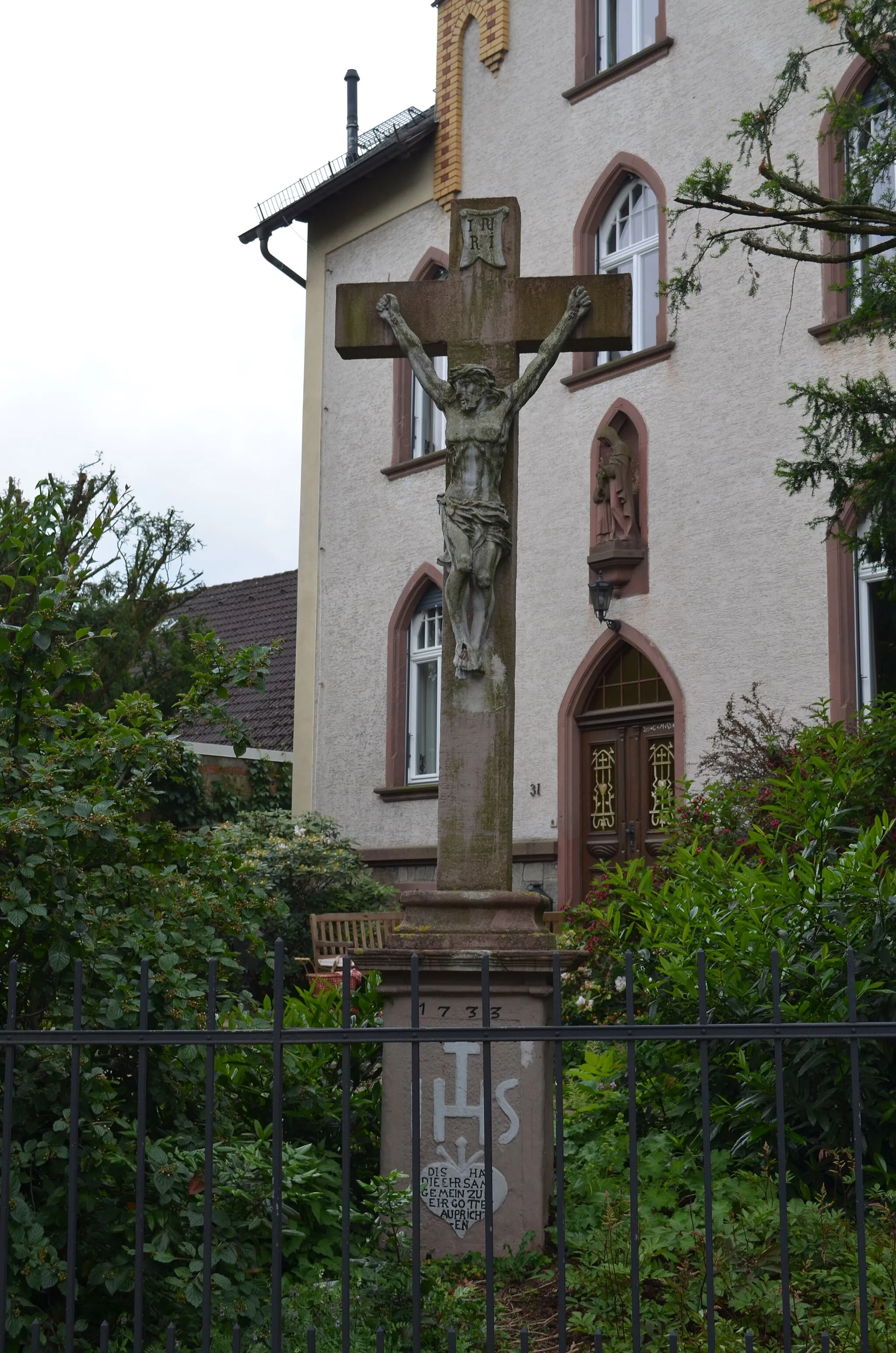 Photo showing: Stierstadt, Gartenstraße 31, Kreuz