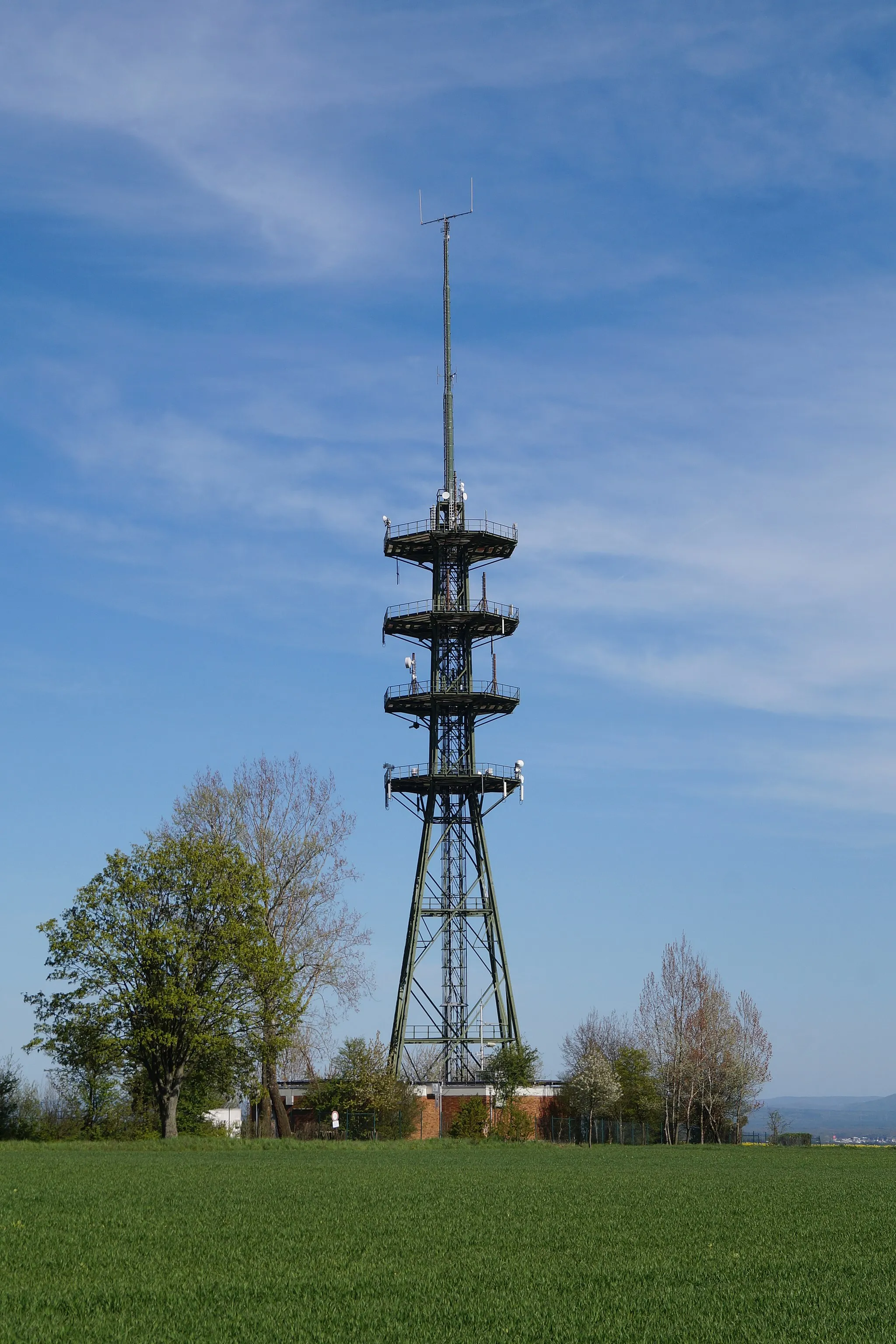 Photo showing: Sendeturm auf dem Hühnerberg bei Maintal, Main-Kinzig-Kreis, Hessen, Ansicht von Westen 2014.