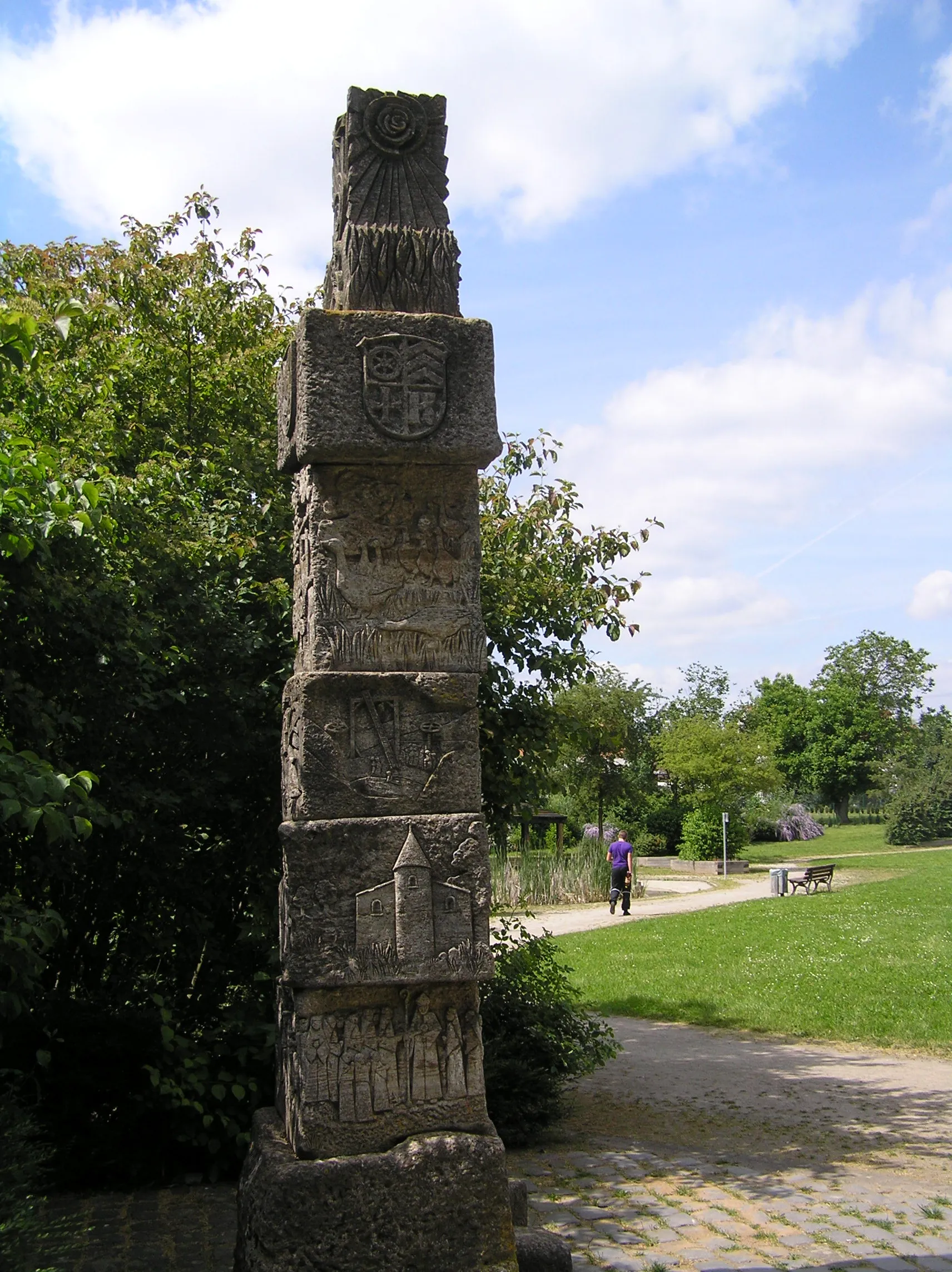 Photo showing: Steele in Kalbach, Frankfurt am Main. Die Steele im Park von Kalbach wurde 1979 aufgestellt und erinnert an die erstmalige Erwähnug der Stadt 779