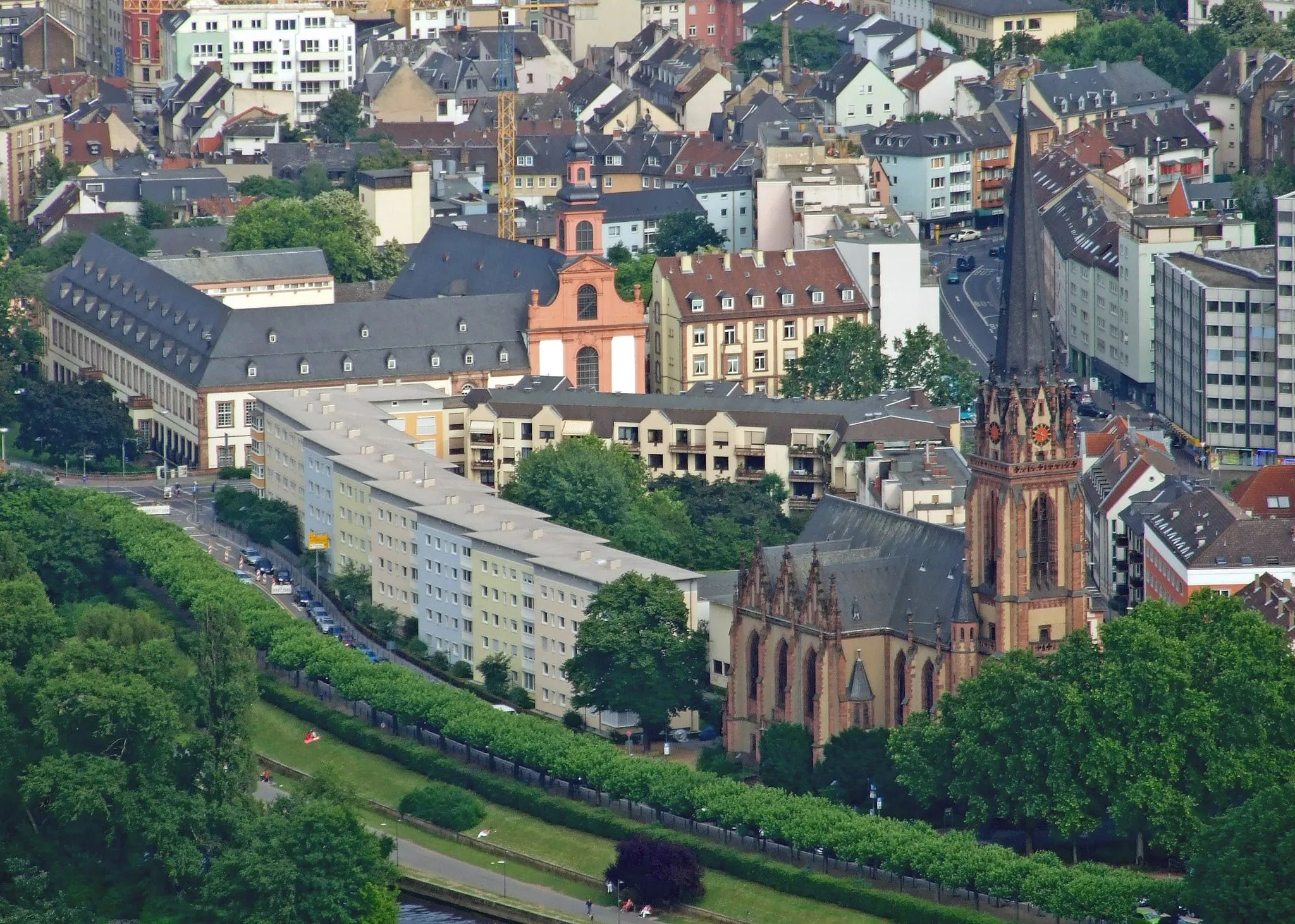 Photo showing: Anfang des Museumsufer mit dem Ikonenmuseum im Deutschordenshaus, neben der Deutschordenskirche. Im Vordergrund die Dreikönigskirche in Ffm-Sachsenhausen