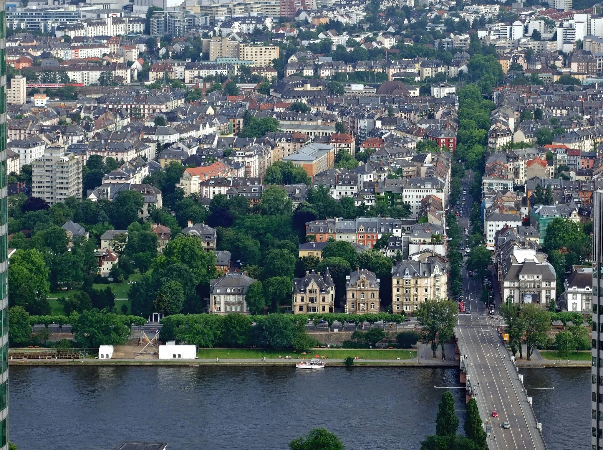 Photo showing: Mittelteil des Museumsufers mit den (drei) Häusern des Museums der Weltkulturen (links). Rechts von der Schweizer Strasse folgt das Filmmuseum und das Architekturmuseum. Das Museum für Angewandte Kunst wird links vom Commerzbank Tower und ein Teil des Architekturmuseums durch den Eurotower verdeckt.