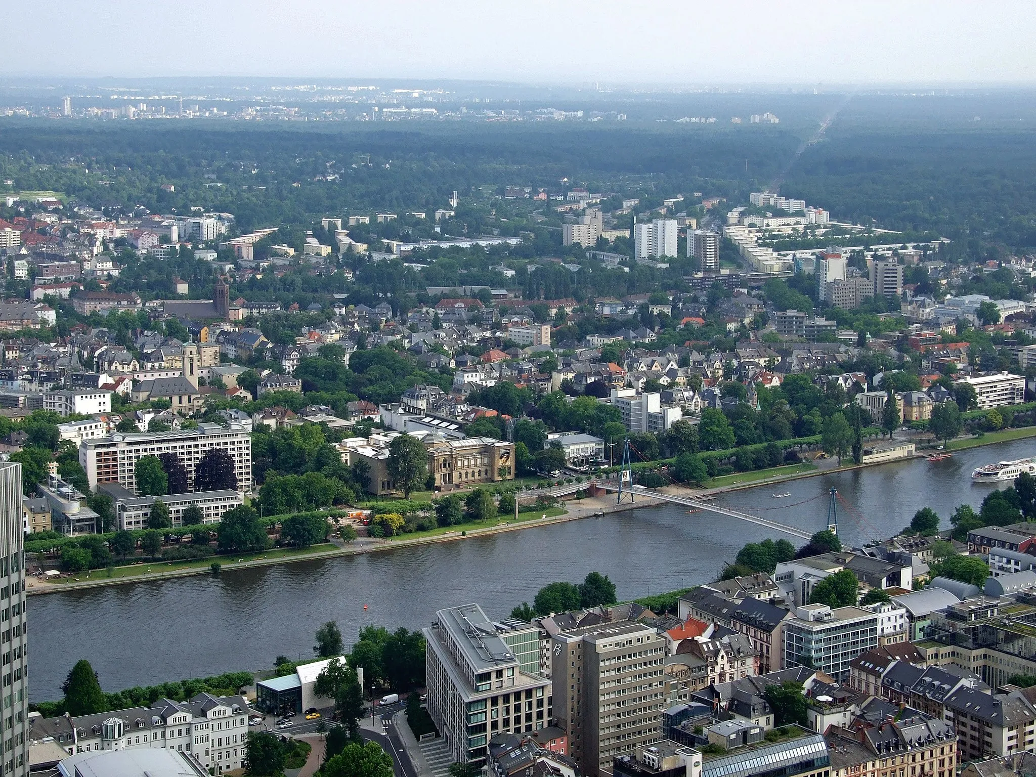 Photo showing: Museum für Kommunikation, Staedel, Liebieghaus und Museum Giersch bilden den dritten (und letzten) Teil des Museumsufers. Links unten sieht man die Rückseite des Jüdischen Museums. Kürzeste Verbindung ist über den Holbeinsteg möglich.