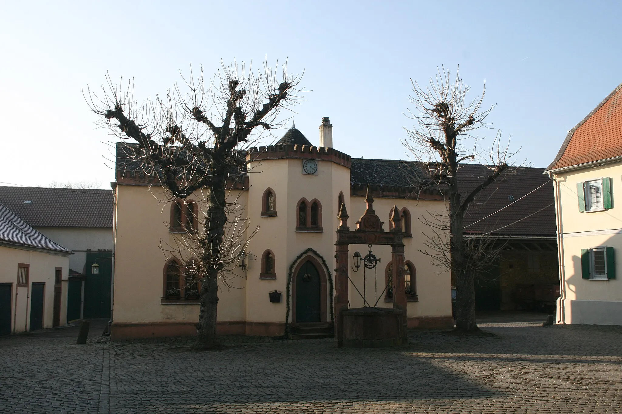 Photo showing: de:Leonhardisches Schloss in Groß-Karben. Ansicht des Kapelle genannten Wohnhauses (laut Denkmaltopographie "Kutscherhaus") im Hof, davor Renaissance-Brunnen aus Sandstein.