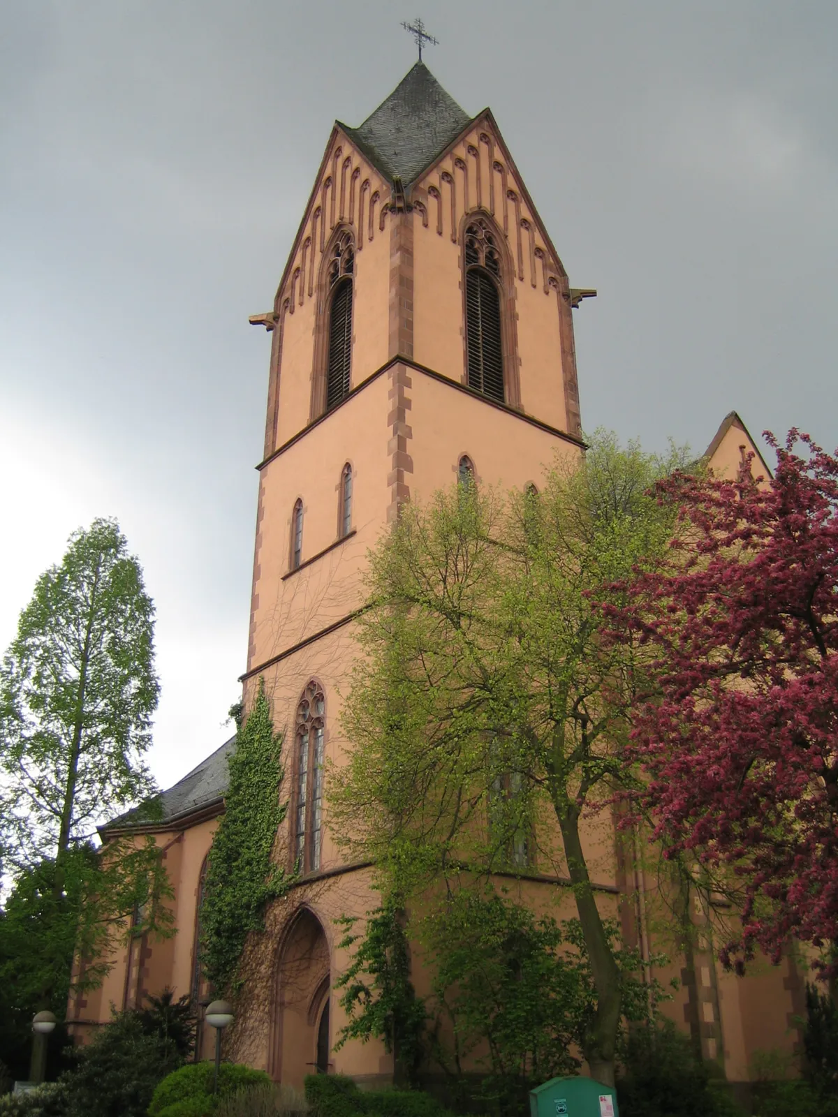 Photo showing: "Herz Jesu Kirche", a catholic church built 1891/93 in Frankfurt-Oberrad, Germany.