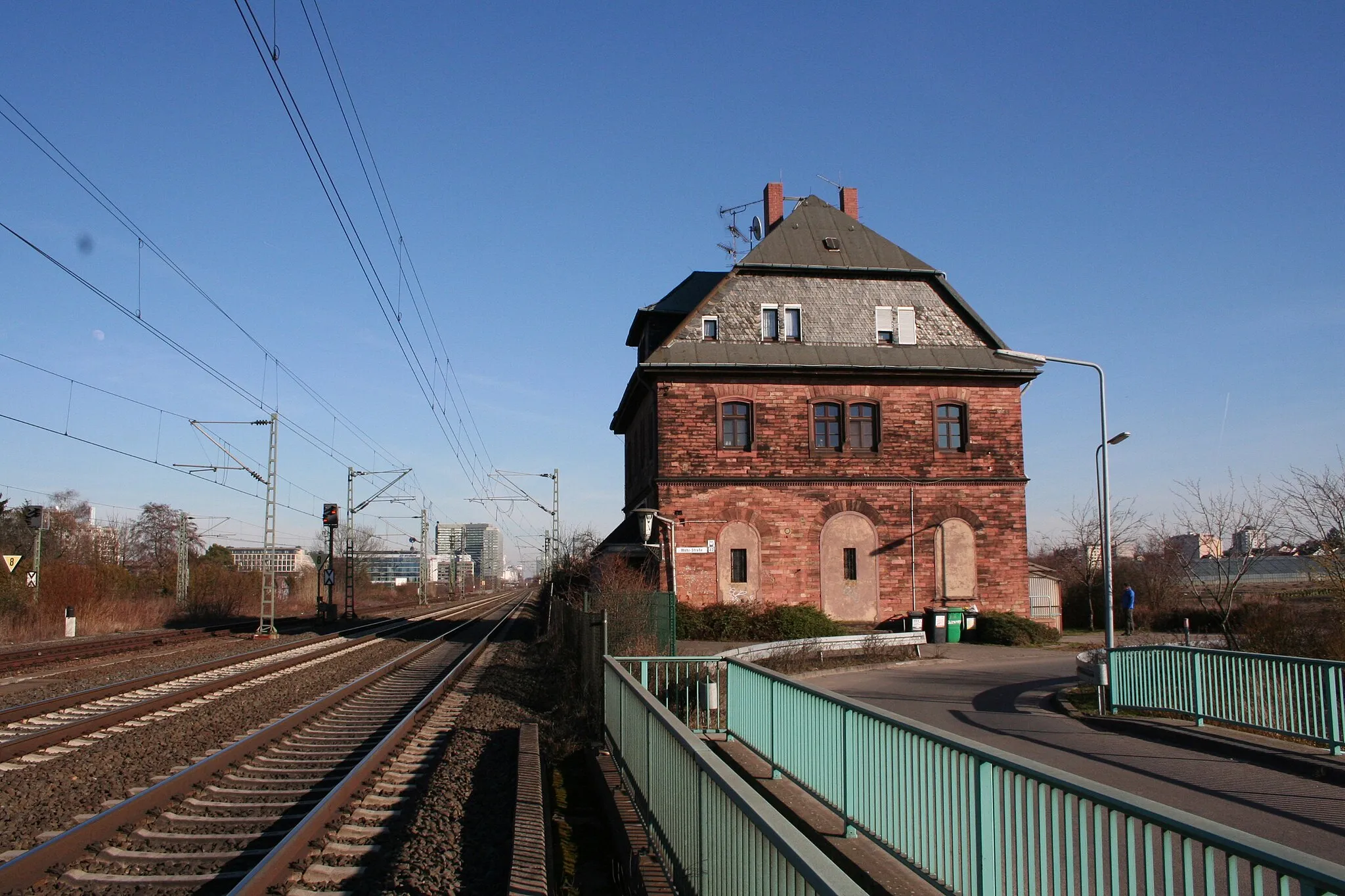 Photo showing: Das Gebäude des stillgelegten Bahnhofs des Stadtteils Oberrad von Frankfurt am Main. The building of the disused railway station of Frankfurt am Main's district Oberrad.