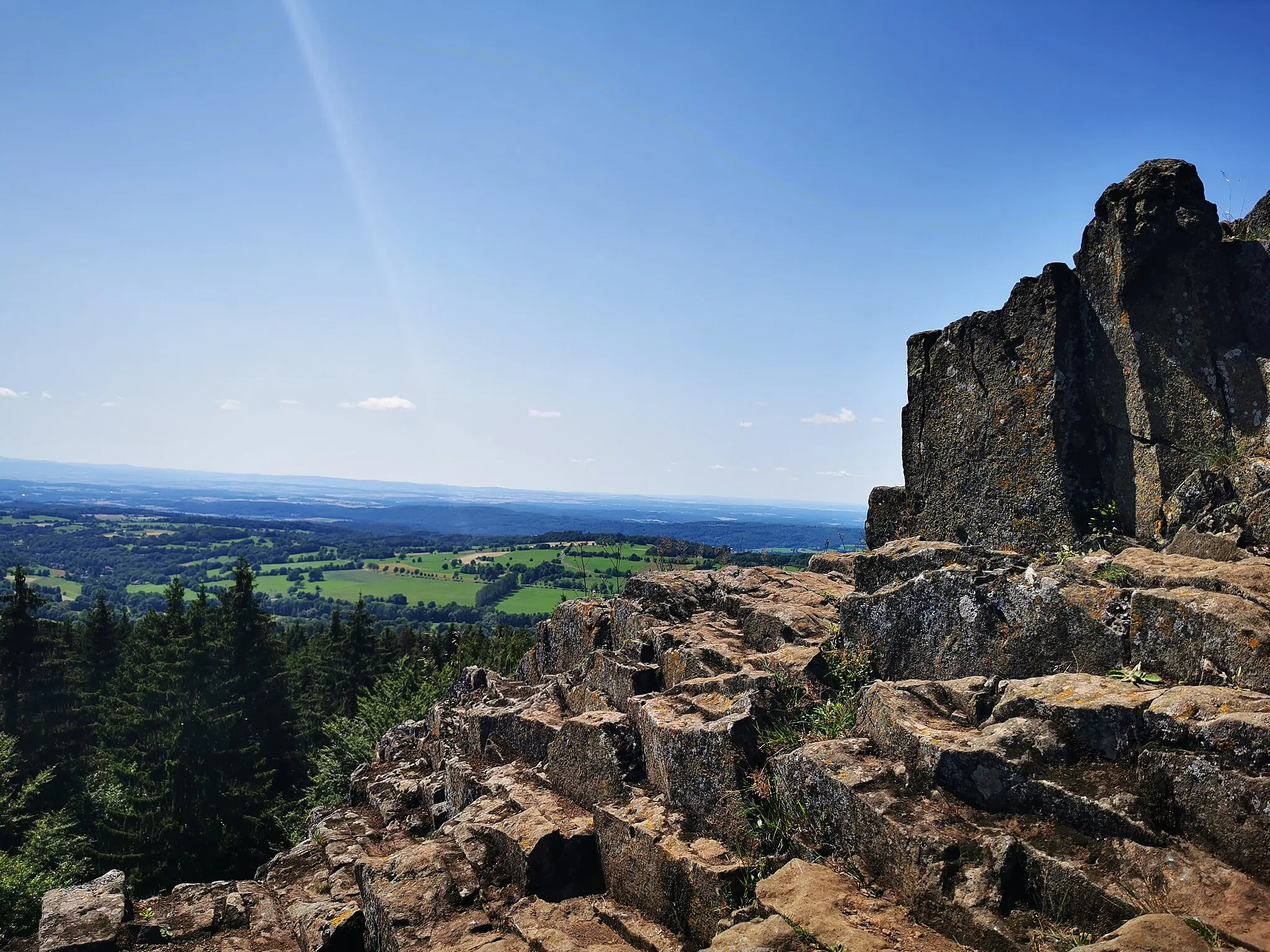 Photo showing: Am Gipfelfelsen des Bilsteins