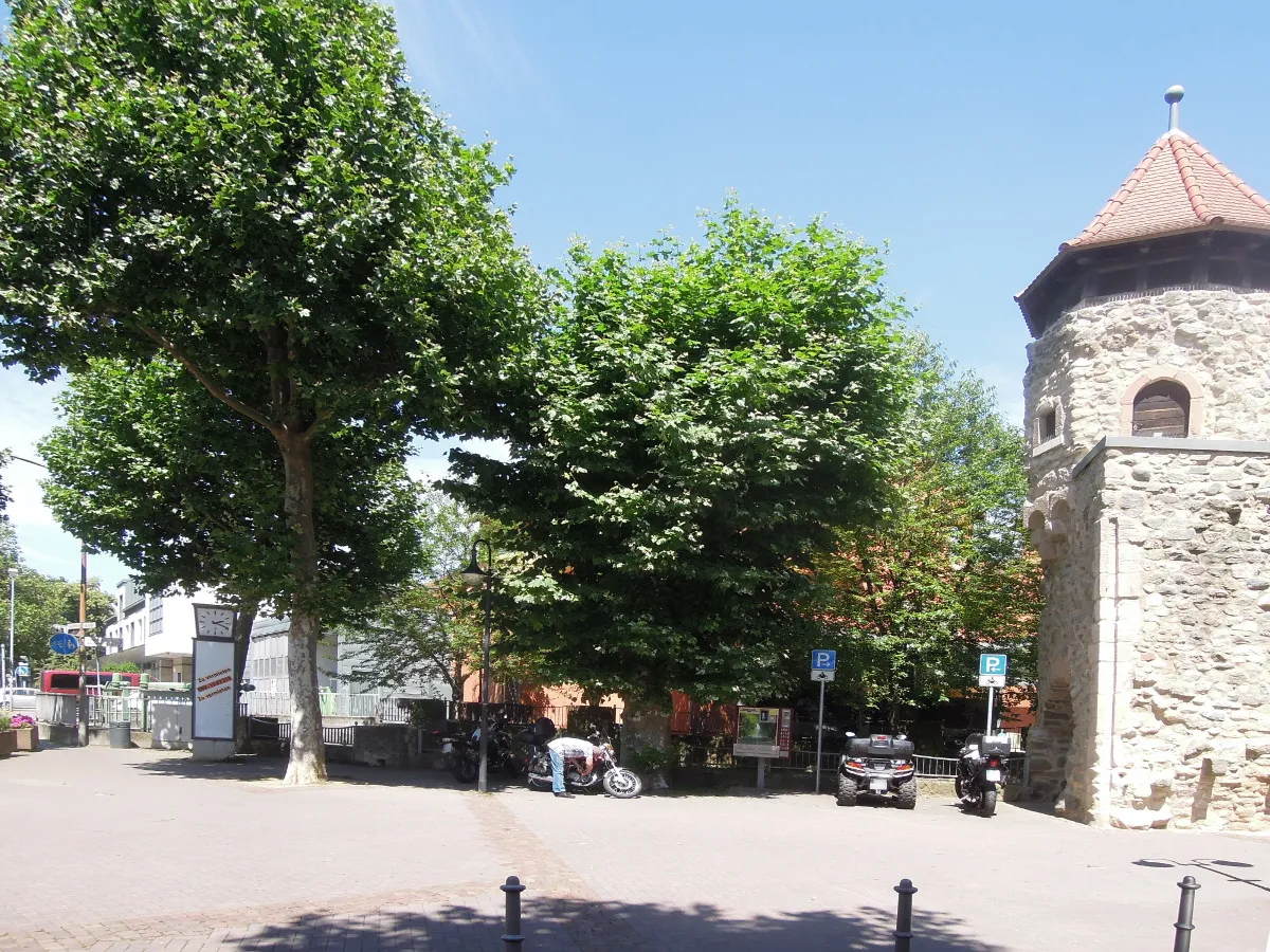 Photo showing: Motorradparkplatz Bensheim Mohács-Platz