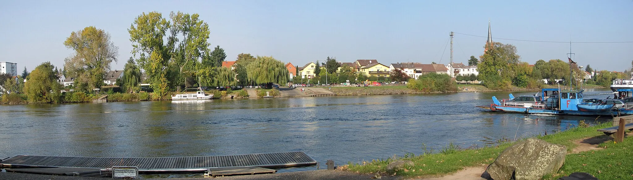 Photo showing: "Main" with ferry, between Maintal-Doernigheim (opposite) and Muehlheim am Main, Hesse, Germany.