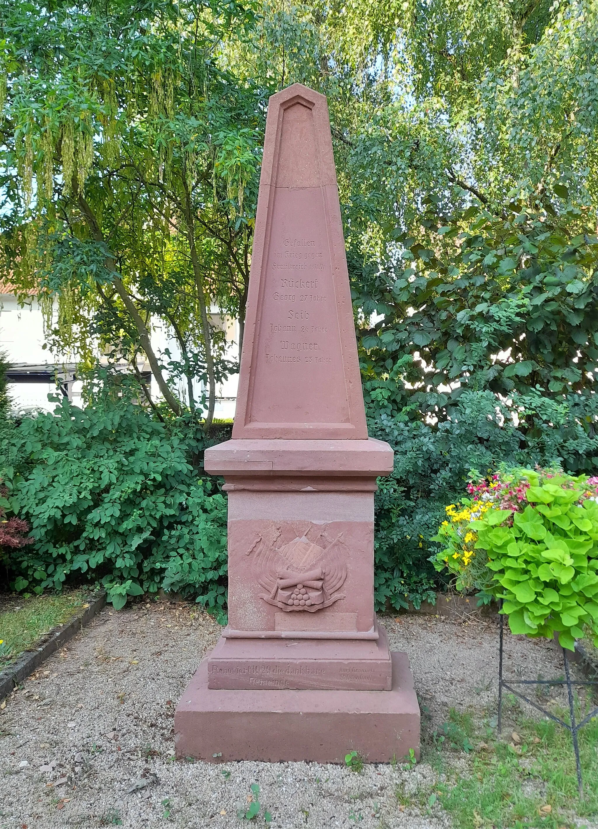 Photo showing: Kriegerdenkmal für die im Deutsch-Französischen Krieg gefallenen Soldaten auf dem Friedhof in Rödermark-Urberach