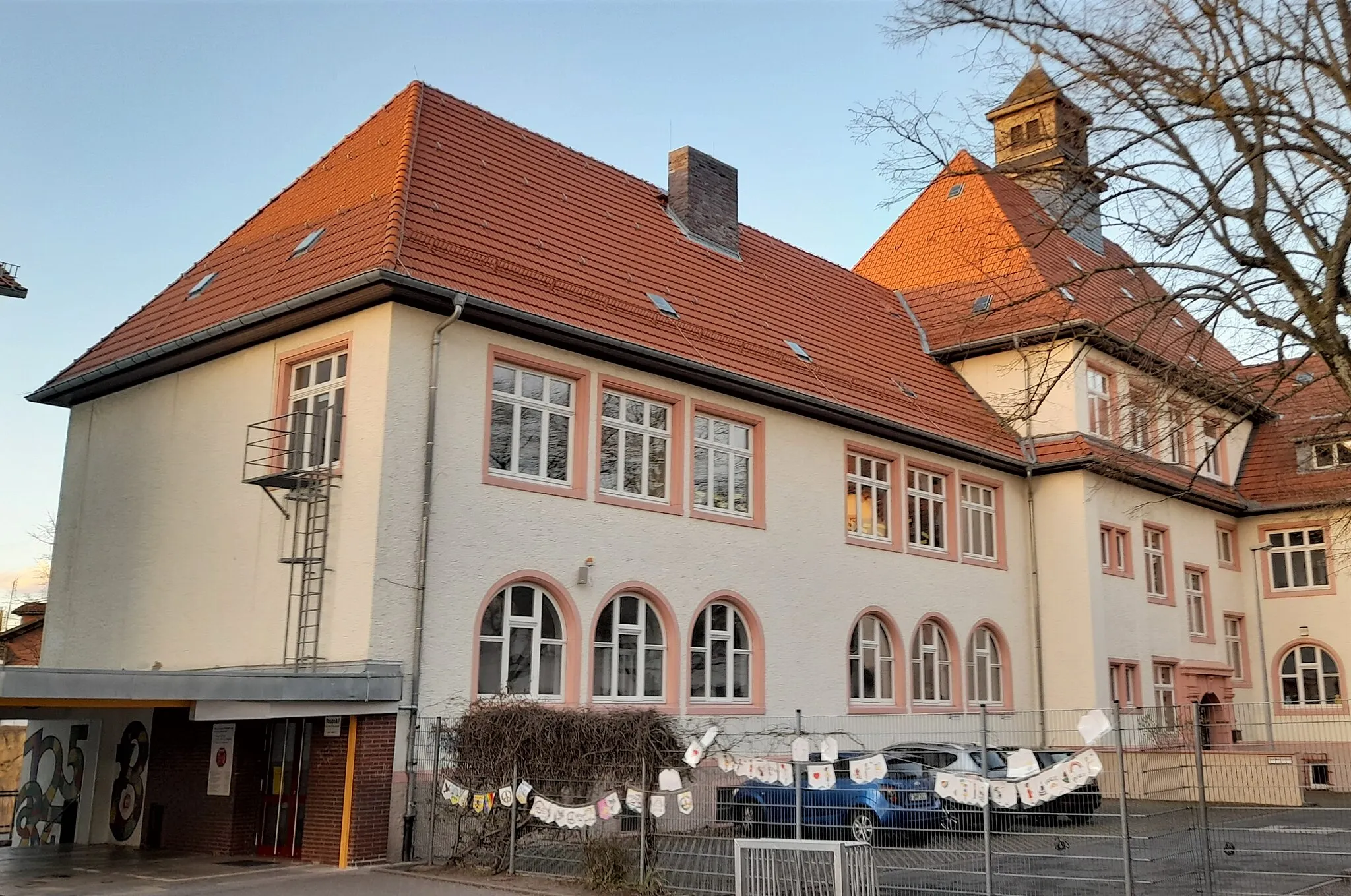 Photo showing: Hauptgebäude/altes Schulgebäude der Trinkbornschule von Süden aus betrachtet