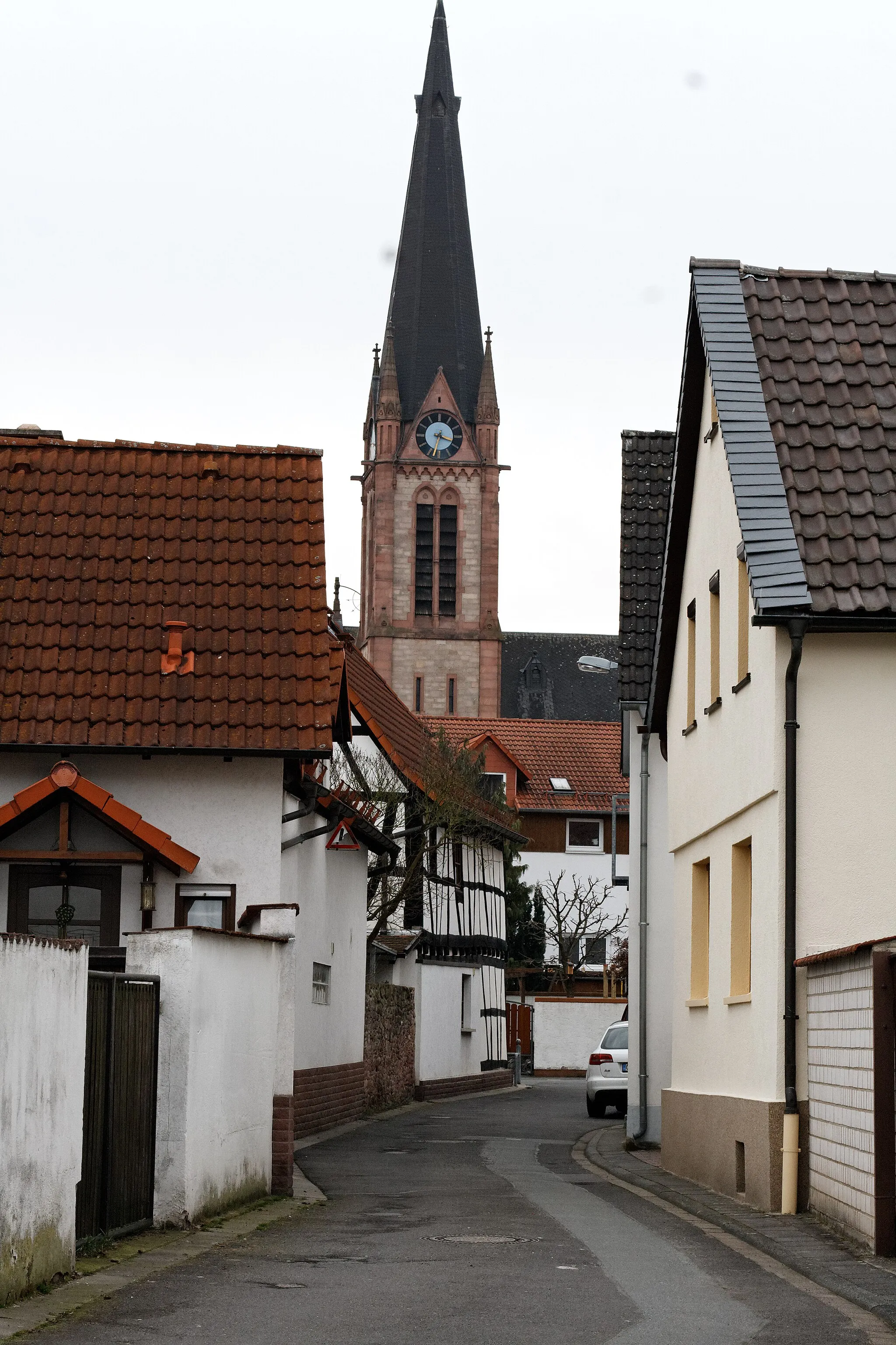 Photo showing: Enggasse in Ober-Roden, einem Stadtteil von Rödermark: Im Ortskern ist die alte Grundriss- und Straßenstruktur eines Rundlings noch erhalten. Die Enggasse ist auf die Kirche St. Nazarius ausgerichtet.