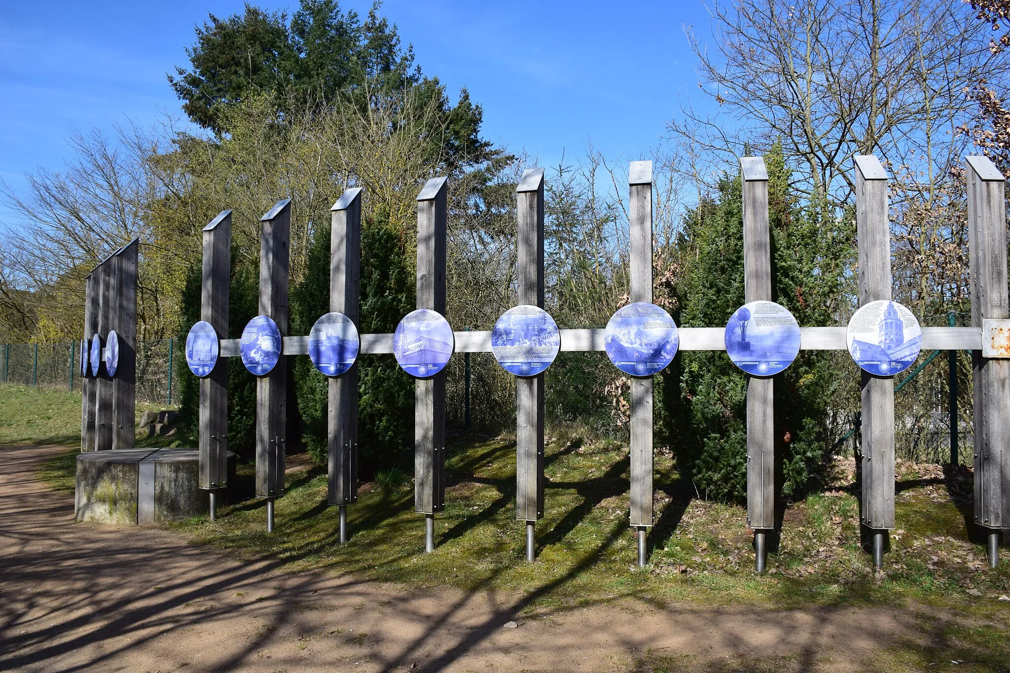 Photo showing: Denkmal in Waldacker (Rödermark) zum Verlauf des 50. Breitengrads; die blauen Infotafeln informieren über weitere Orte auf der Erde, durch die der 50. Breitengrad verläuft, aufgereiht von West nach Ost