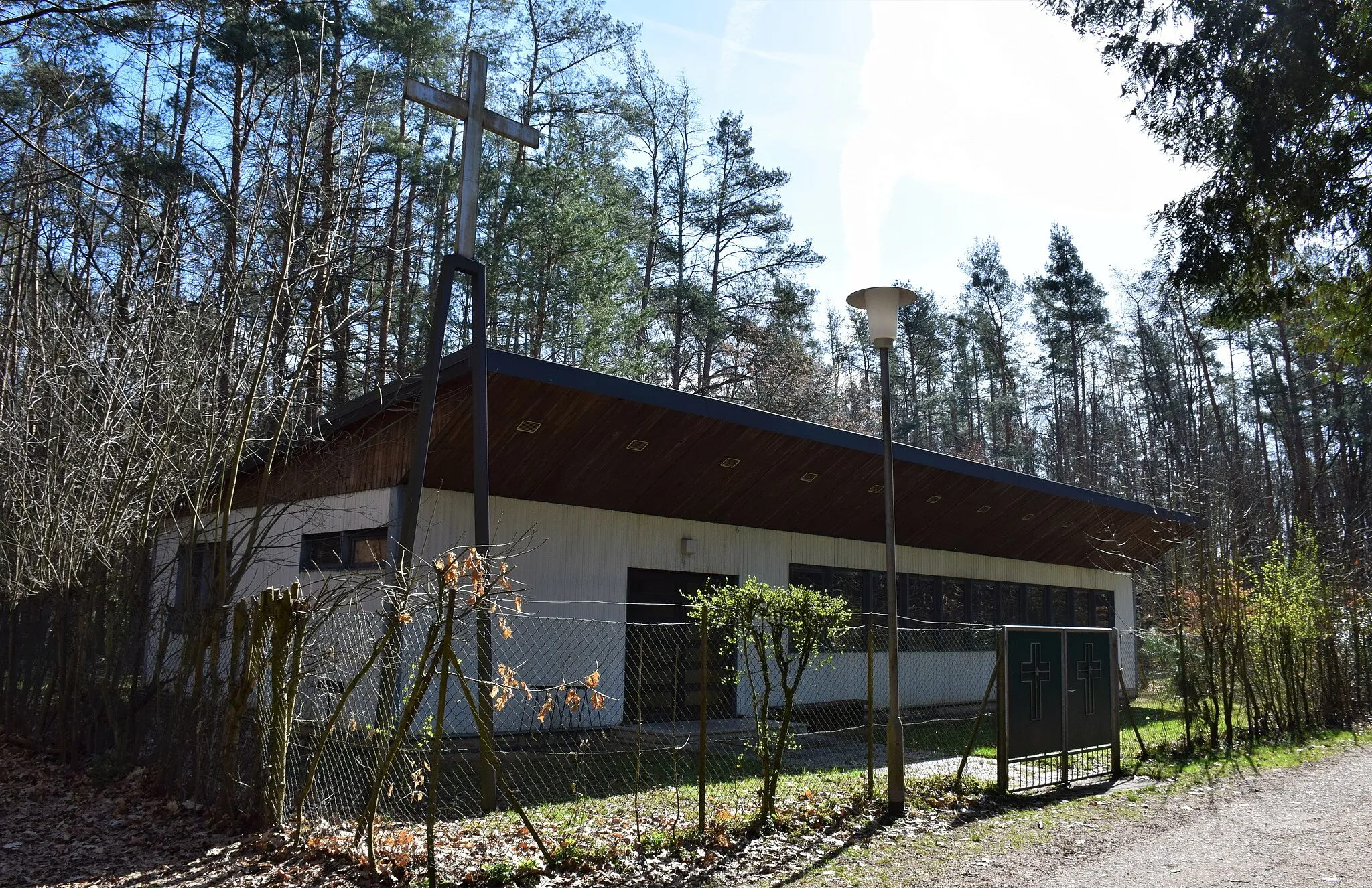 Photo showing: Kirchenpavillon Christus dem König in Waldacker (Rödermark); Zweigstelle der katholischen Pfarrgemeinde St. Nazarius (Ober-Roden)