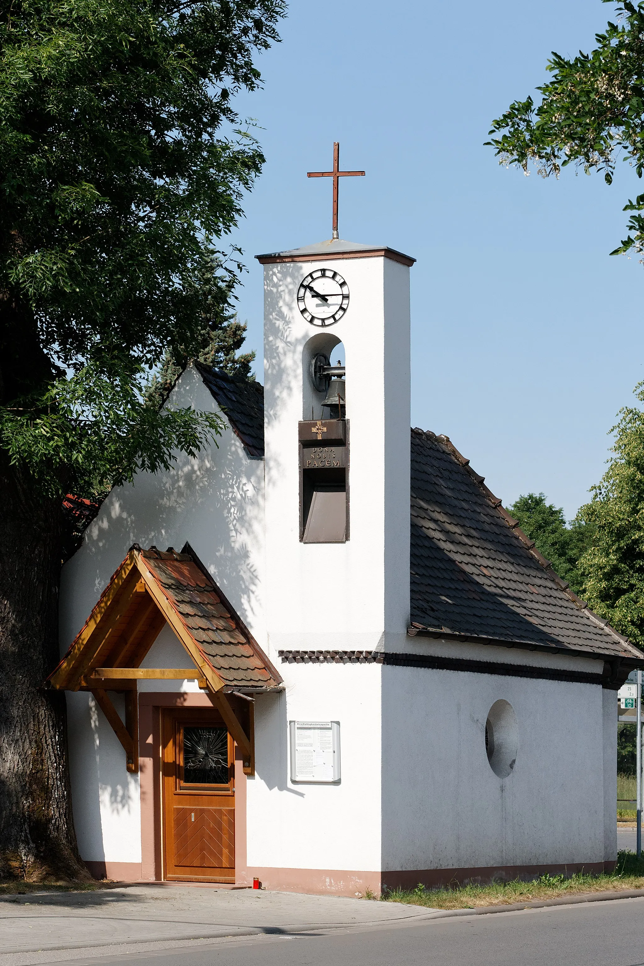 Photo showing: Dreifaltigkeitskapelle in Messenhausen, einem Stadtteil von Rödermark in Hessen. Die Kapelle wurde 1820 erbaut; 1968 wurde sie der katholischen Pfarrgemeinde Ober-Roden übereignet. Set 1856 findet jährlich am Dreifaltigkeitssonntag eine Prozession von Ober-Roden zu dieser Kapelle statt.