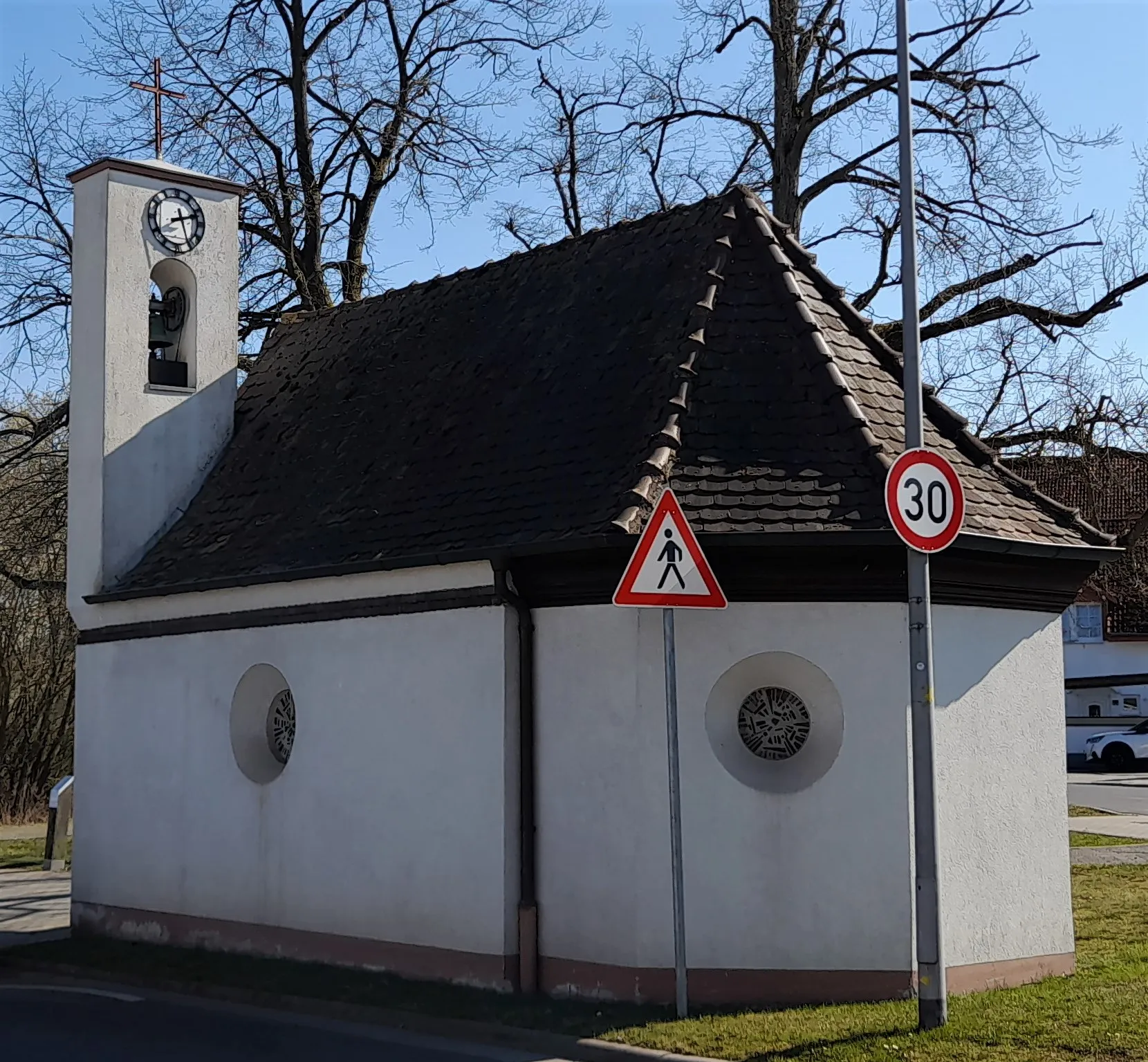Photo showing: Nordansicht der Dreifaltigkeitskapelle im Rödermärker Stadtteil Messenhausen