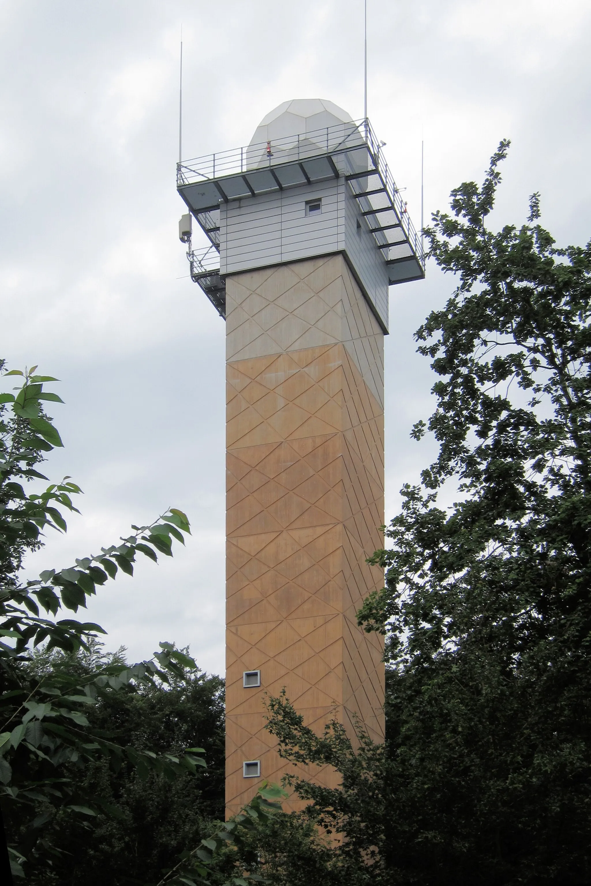 Photo showing: Wetterradarturm des DWD bei Langen