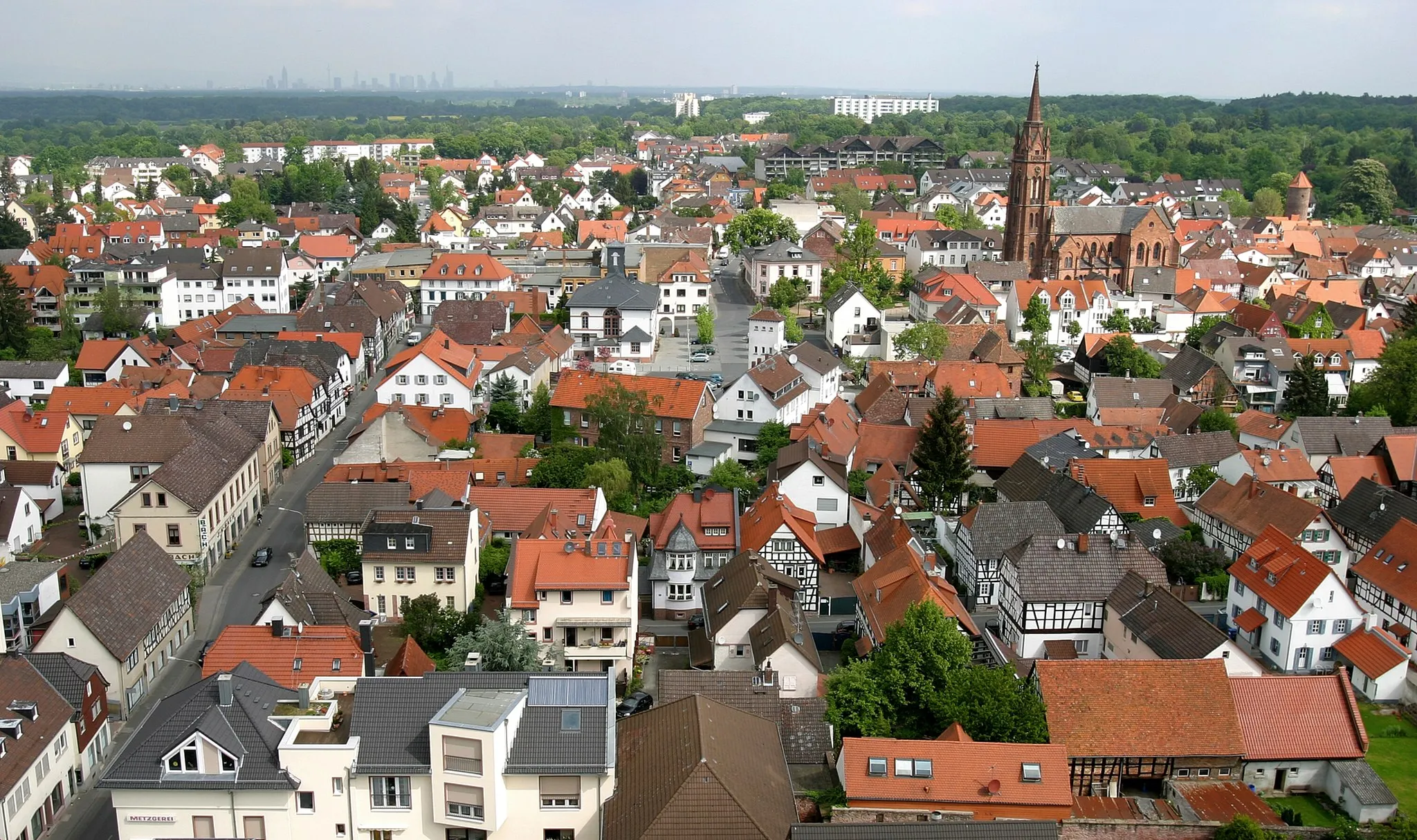 Photo showing: Blick auf die Altstadt in Langen (Hessen) mit Stadtkirche in Richtung Norden