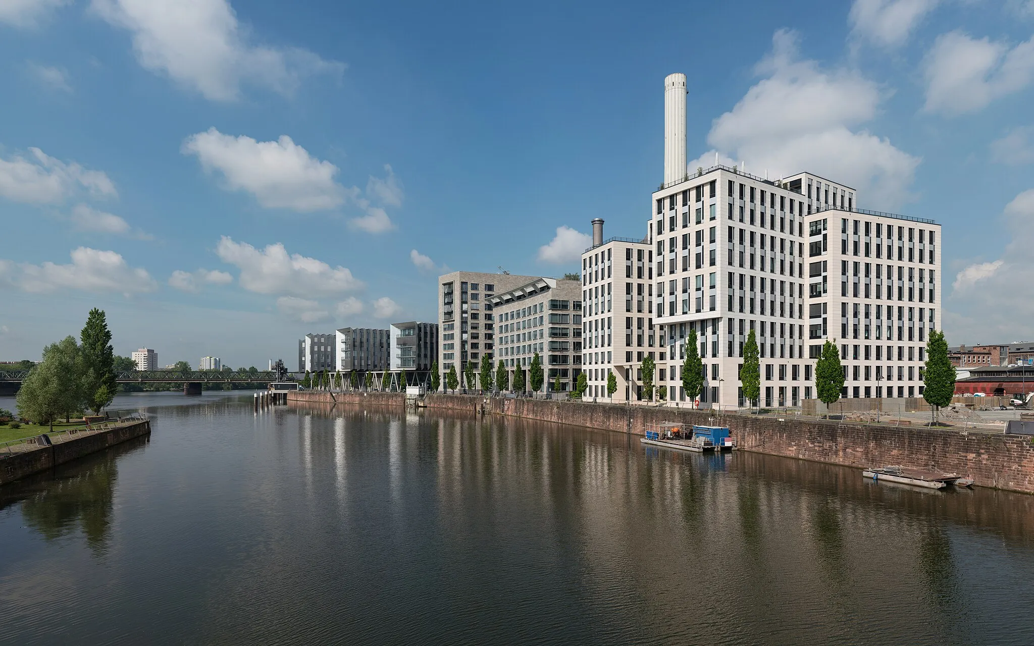 Photo showing: An east view of office buildings located at the Westhafen area of Frankfurt am Main. Depicted are from left to right: Westhafen-Pier, Torhaus Westhafen,  Werfthaus
