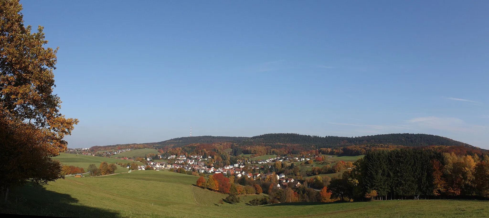 Photo showing: Panoramic view on Unter-Abtsteinach at falltime.