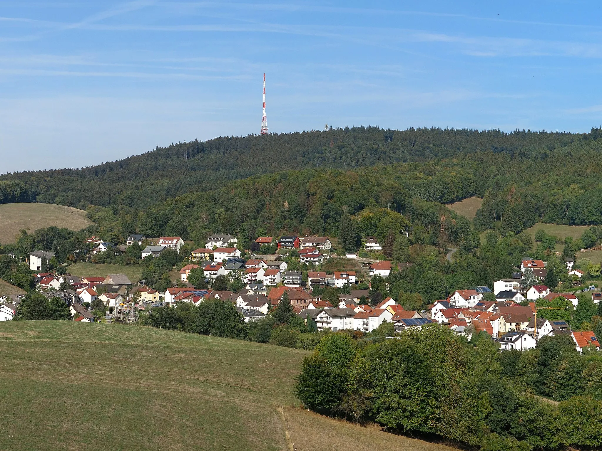 Photo showing: The Hardberg in the Odenwald, sen from southwest. In the foreground a part of Unter-Abtsteinach.