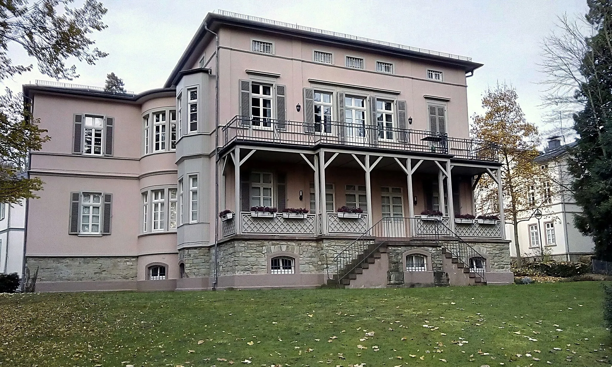 Photo showing: Paulinenschlösschen in Bad Soden am Taunus Gartenseite